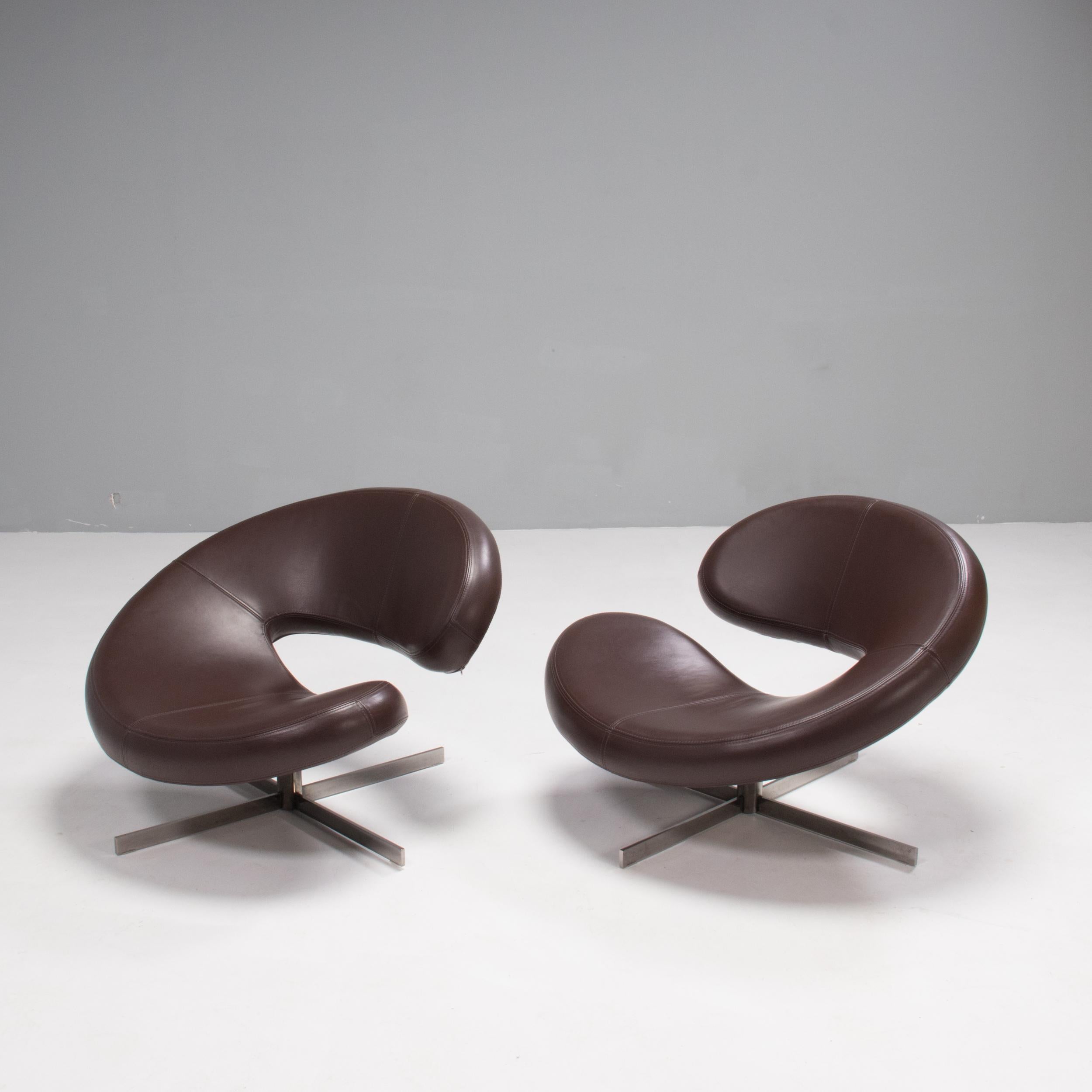 Conçu par Roberto Tapinassi et Maurizio Manzoni pour Roche Bobois, le fauteuil Nuage 2 est un design contemporain immédiatement reconnaissable.

Avec sa silhouette incurvée, la forme crée une assise semblable à un cocon, entièrement recouverte de