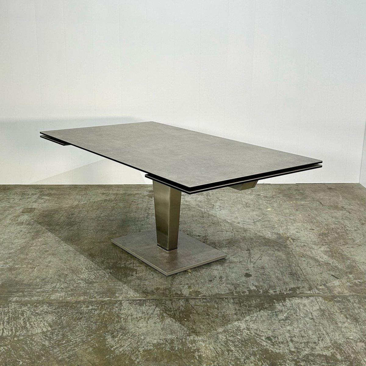 Voici l'étonnante table Nephtis en céramique de Roche Bobois, un véritable chef-d'œuvre du mobilier de luxe. Fabriquée avec la plus grande attention aux détails, cette table présente un élégant plateau en céramique dans un beau ton neutre, soutenu