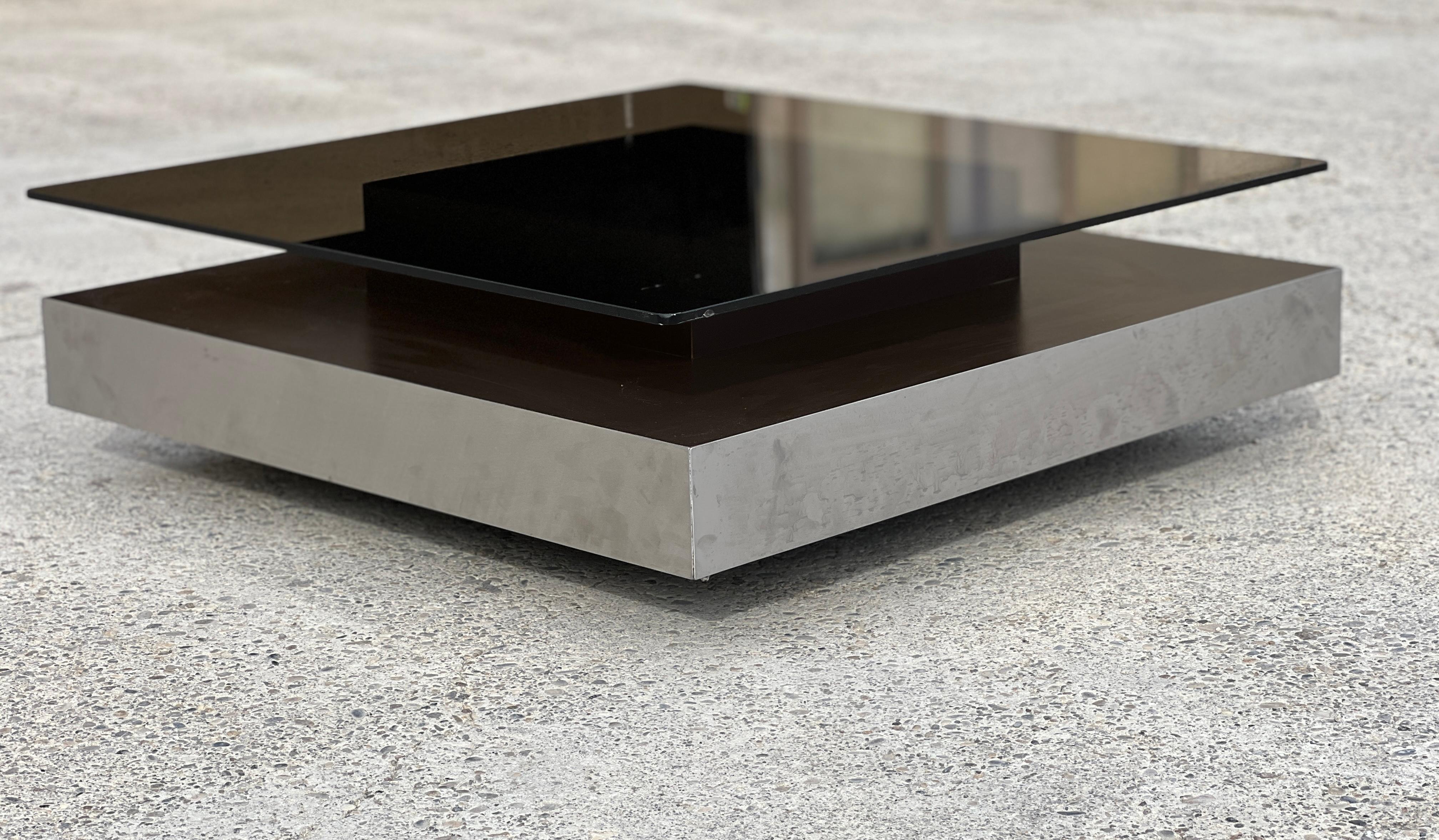 Roche Bobois coffee table 1970 in the style of Willy Rizzo
Smoked glass top on a square base in wood and black formica. Belt in brushed steel
Good condition
A chip on the glass (see photo).