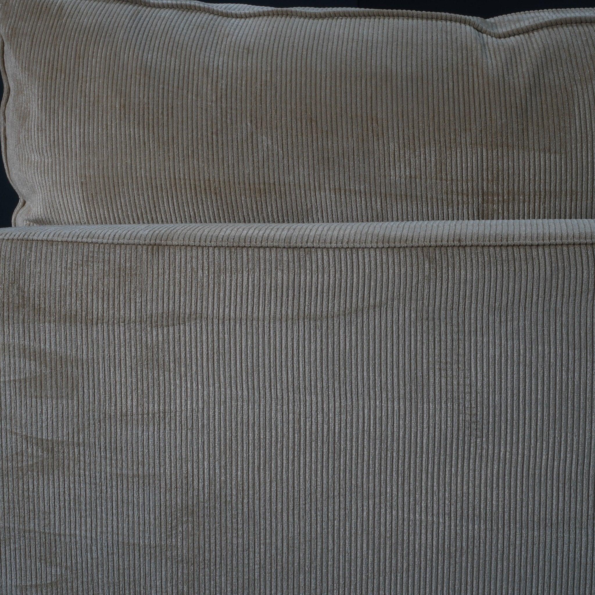 Roche Bobois Cremefarbener Cord-Sessel und Fußhocker im Angebot 4