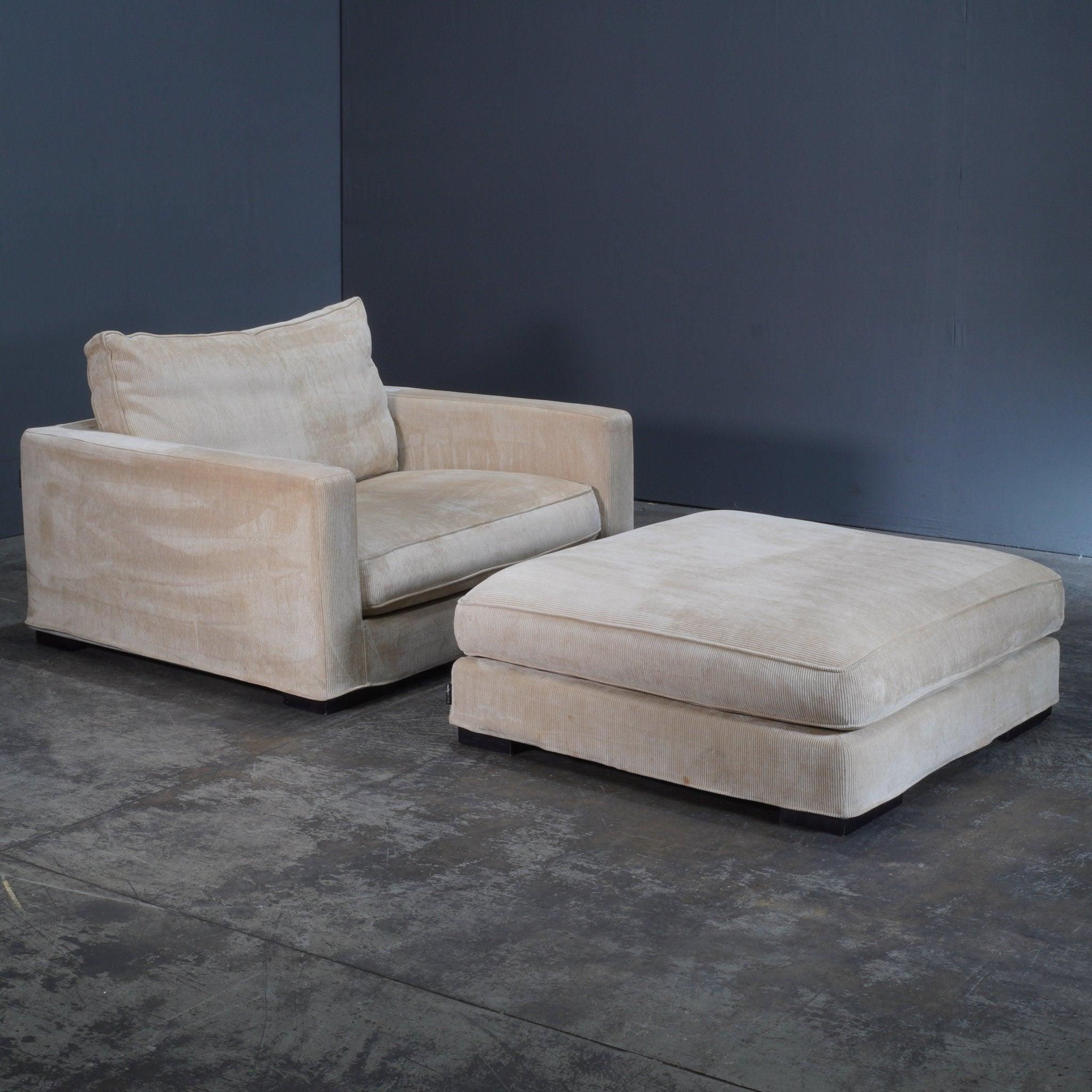 Das Roche Bobois Cream Cord Sessel- und Fußhocker-Set bietet eine elegante und entspannte Sitzlösung, ideal für moderne Wohnräume. Der mit cremefarbenem Plüsch gepolsterte Sessel zeichnet sich durch seine großzügigen Proportionen und die tiefe