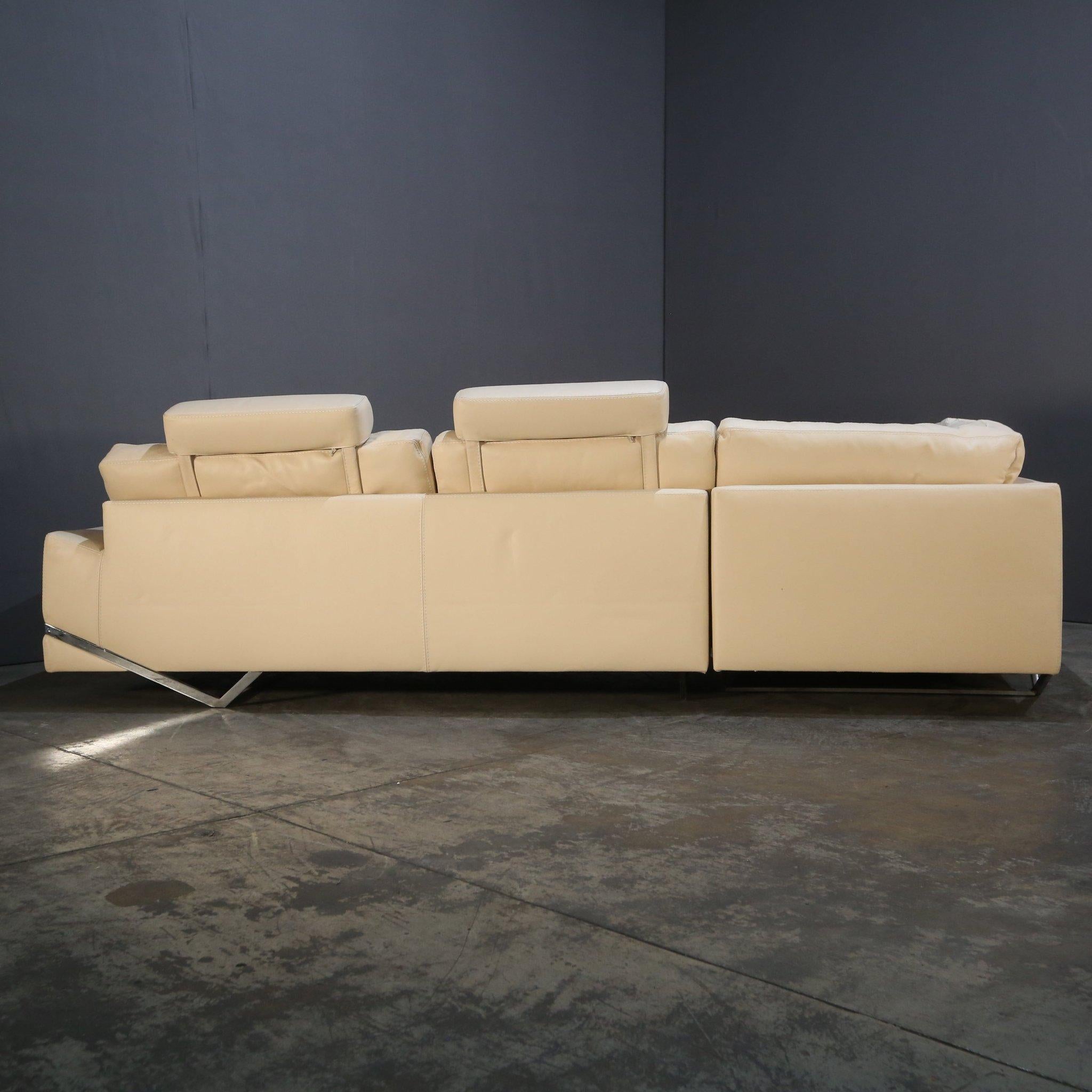 Roche Bobois Sofá seccional de piel color crema en venta 3