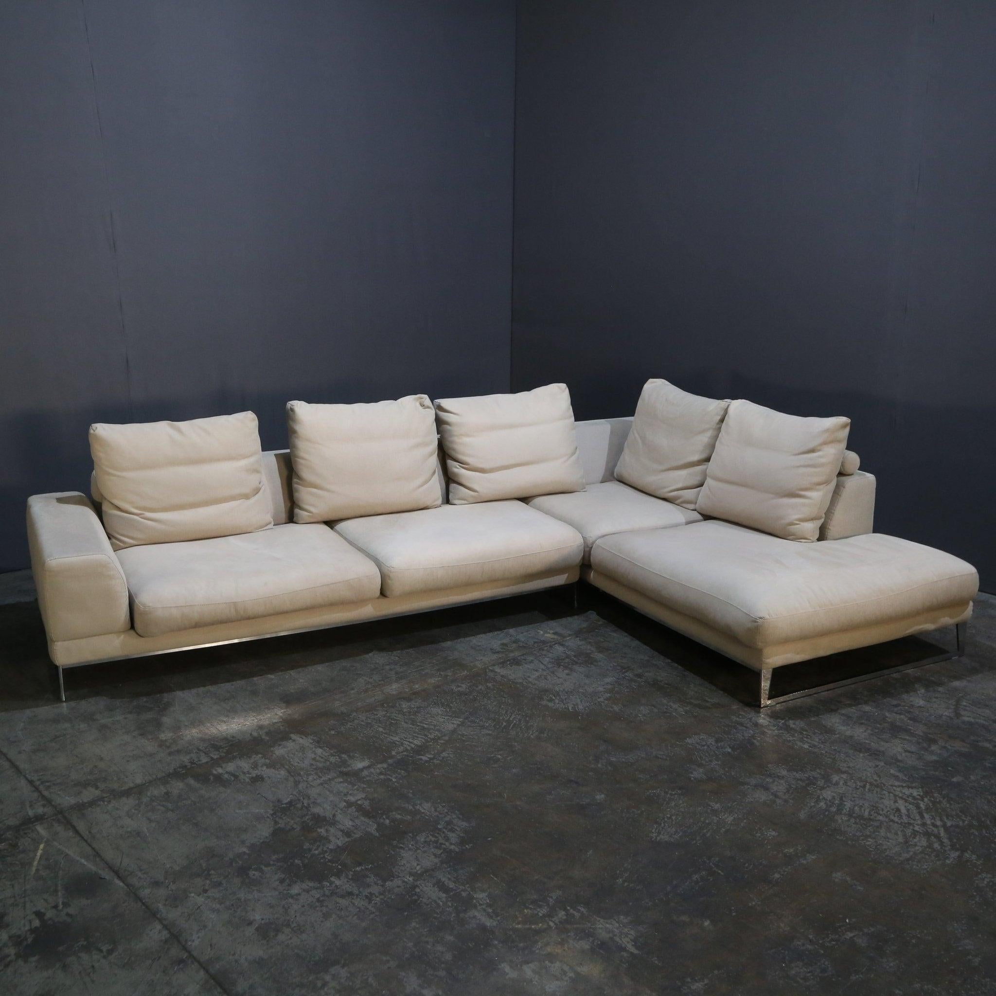 Voici l'incarnation du luxe et du style - le canapé sectionnel de Roche Bobois. Cette pièce étonnante présente un design épuré et moderne, parfait pour tout espace de vie contemporain. Fabriqué avec les matériaux les plus nobles, notamment du cuir