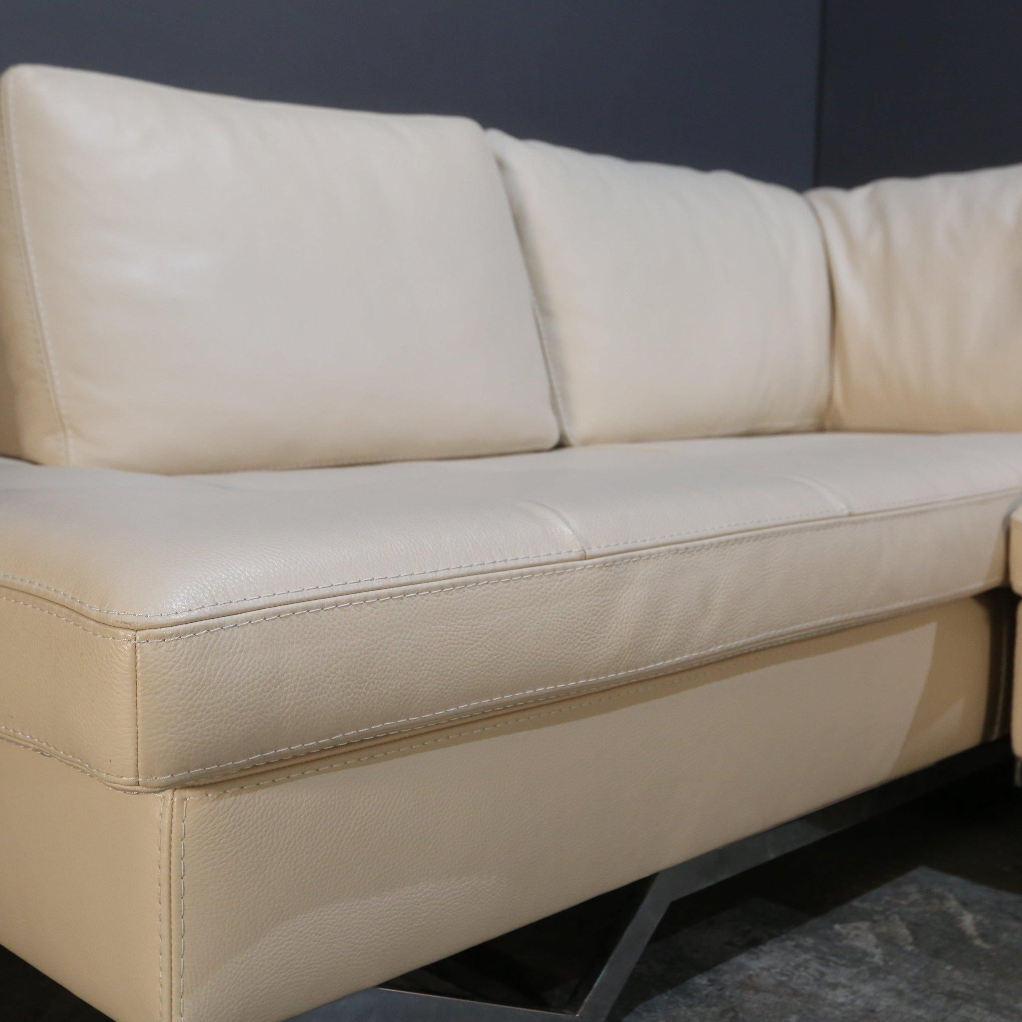 Roche Bobois Sofá seccional de piel color crema en Bueno estado para la venta en Basildon, London