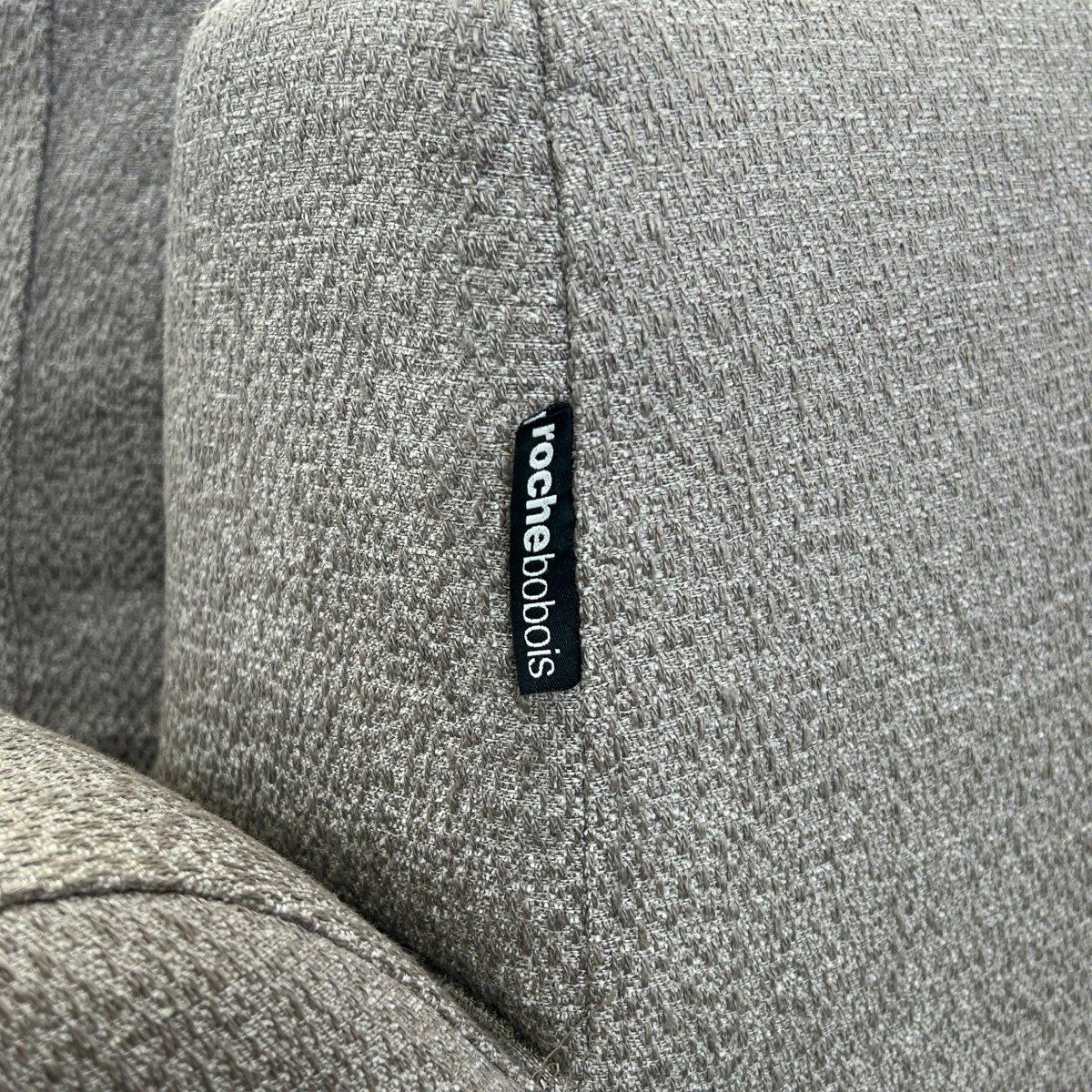 Das Exclamation Modular Sofa von Roche Bobois ist eine schöne Ergänzung für jeden modernen Wohnraum. Dieses aus hochwertigen MATERIALEN gefertigte Sofa besticht durch sein schlichtes und modernes Design, das jeden Raum aufwertet. Mit seinen weichen