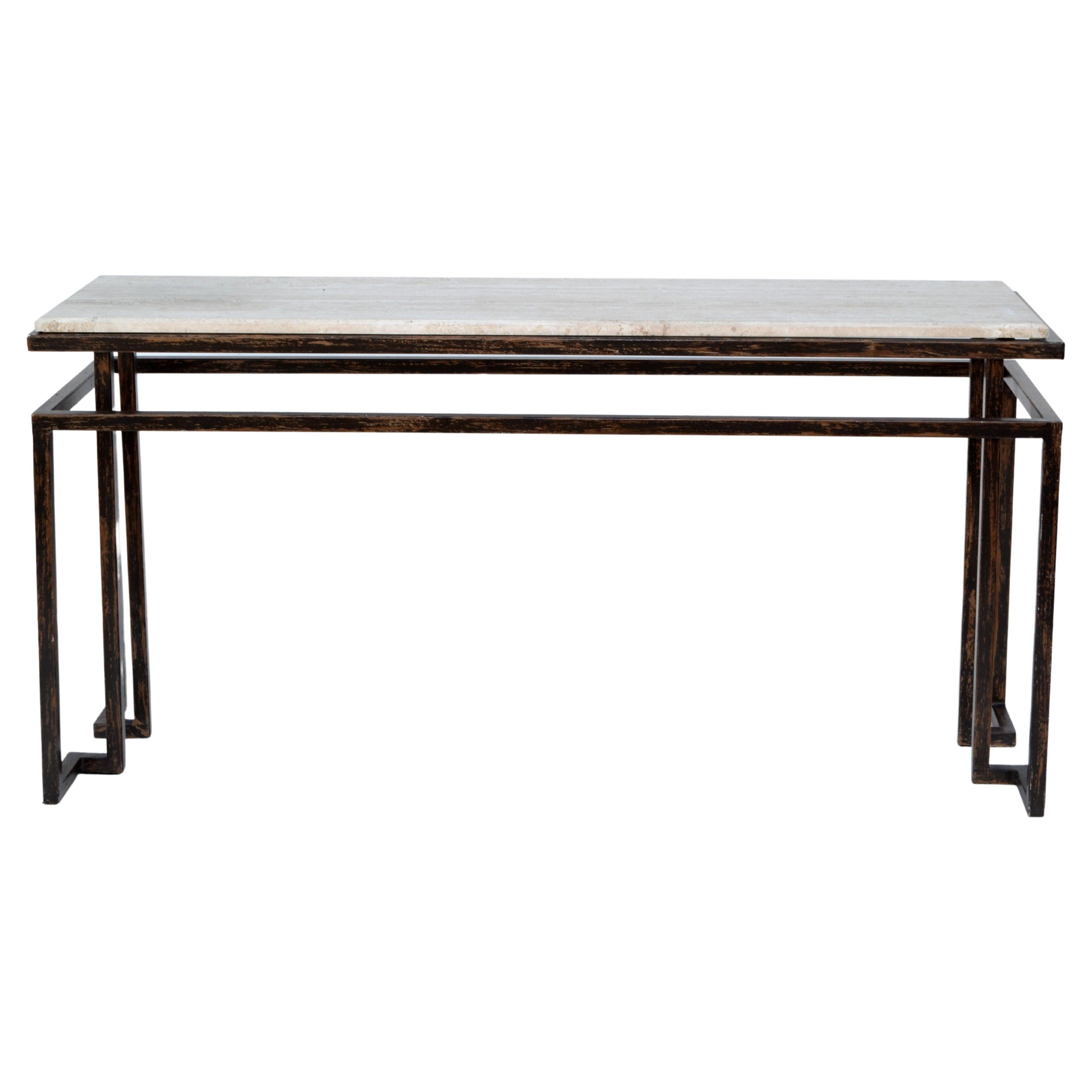 Roche Bobois Table console minimaliste en acier avec plateau flottant en travertin.
L'acier a une finition noire et bronze et le plateau en travertin beige est biseauté.
En parfait état d'origine, avec quelques marques blanches sur le cadre en