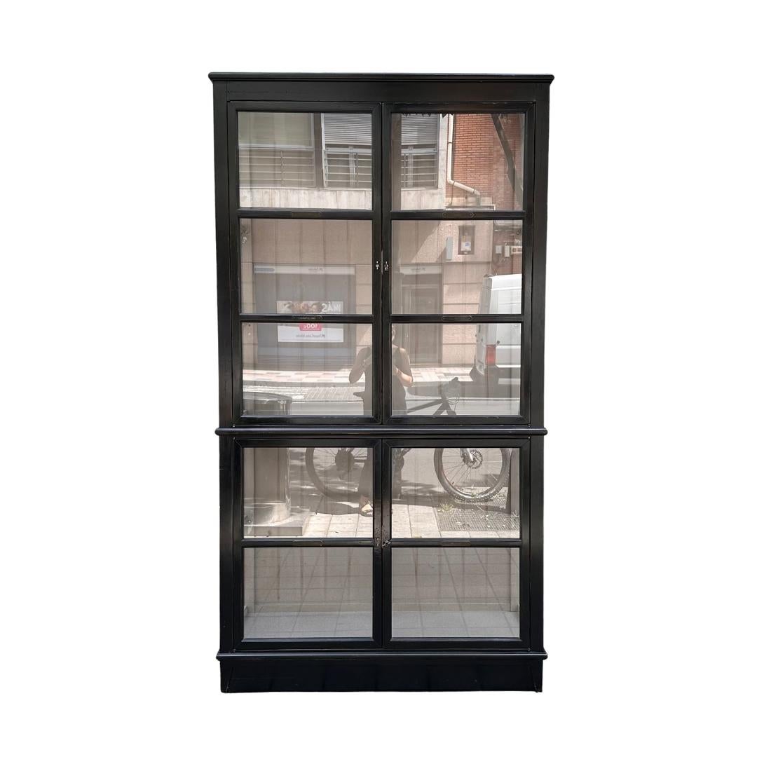 Unique and very refined  display case or architect's bookcase from the renowned French firm Roche Bobois. It combines elegance with functionality thanks to its sophisticated and refined design. Its wooden structure follows a vertical, rectangular