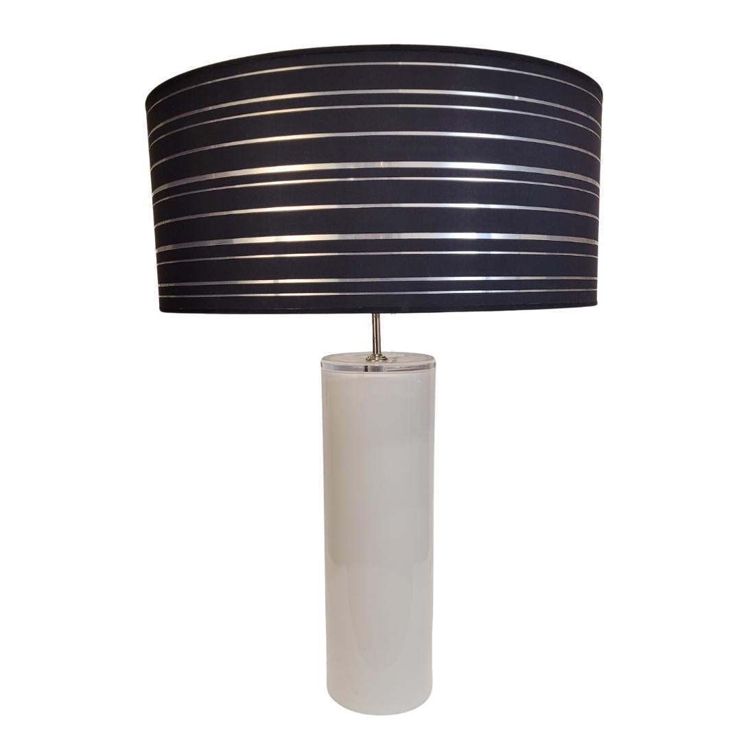 
Lampe raffinée de design italien Murano pour Roche Bobois en verre opale. Cette belle pièce se distingue par son bras élégant en verre opale blanc extrêmement brillant. L'abat-jour noir et argenté couronne cette lampe de table. Parfait pour ajouter