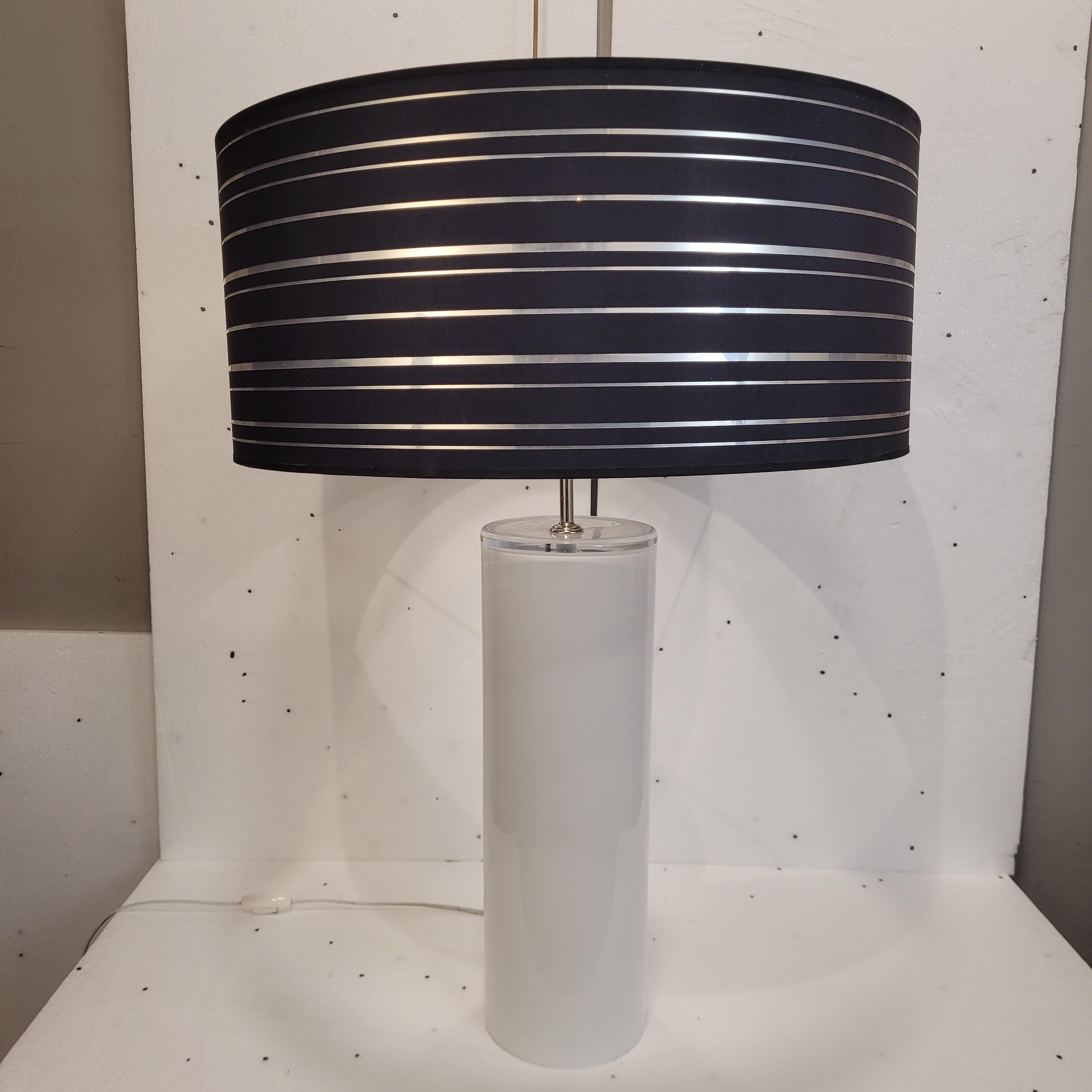 Fin du 20e siècle Roche Bobois France  Lampe de table en verre opalin