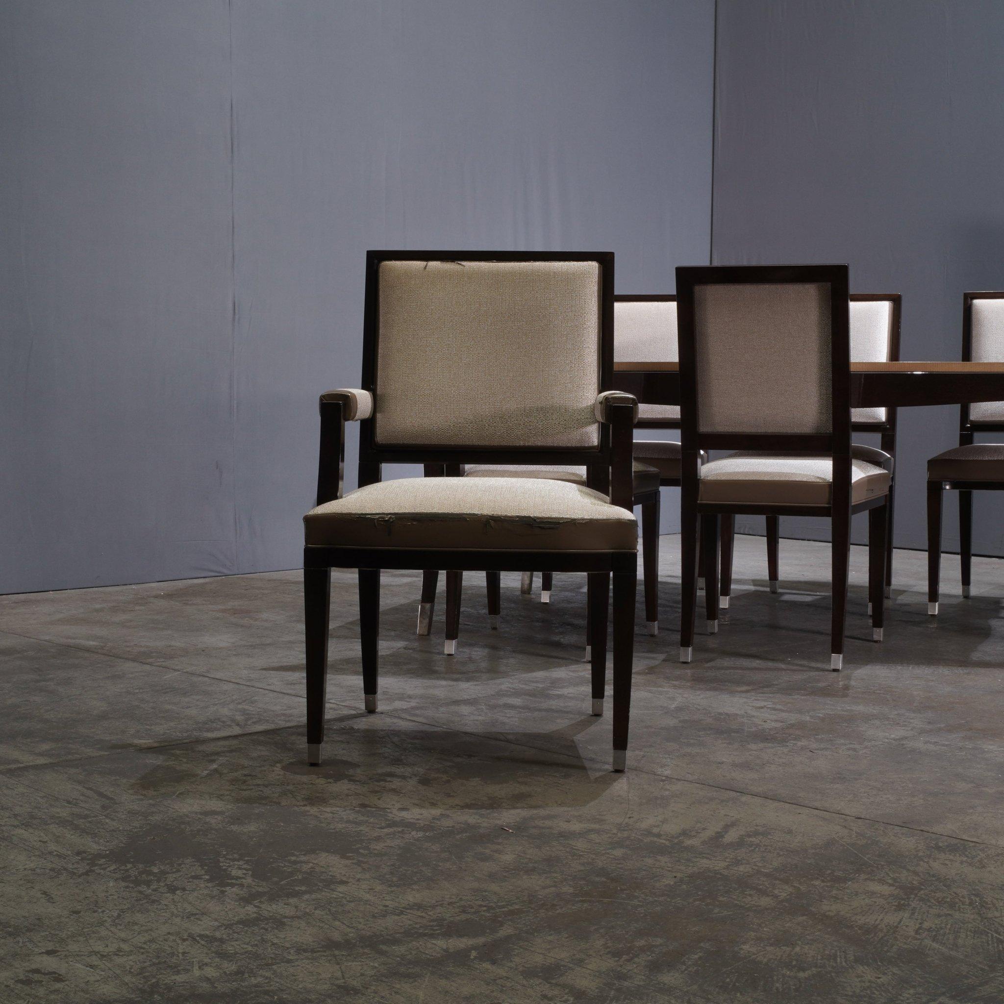 Der Grand Hotel Dining Chair von Roche Bobois, entworfen von Pierre Dubois & Aimé Cécil, ist der Inbegriff von raffinierter Eleganz und zeitlosem Stil. Der aus einer harmonischen Mischung luxuriöser Materialien gefertigte Stuhl verfügt über ein