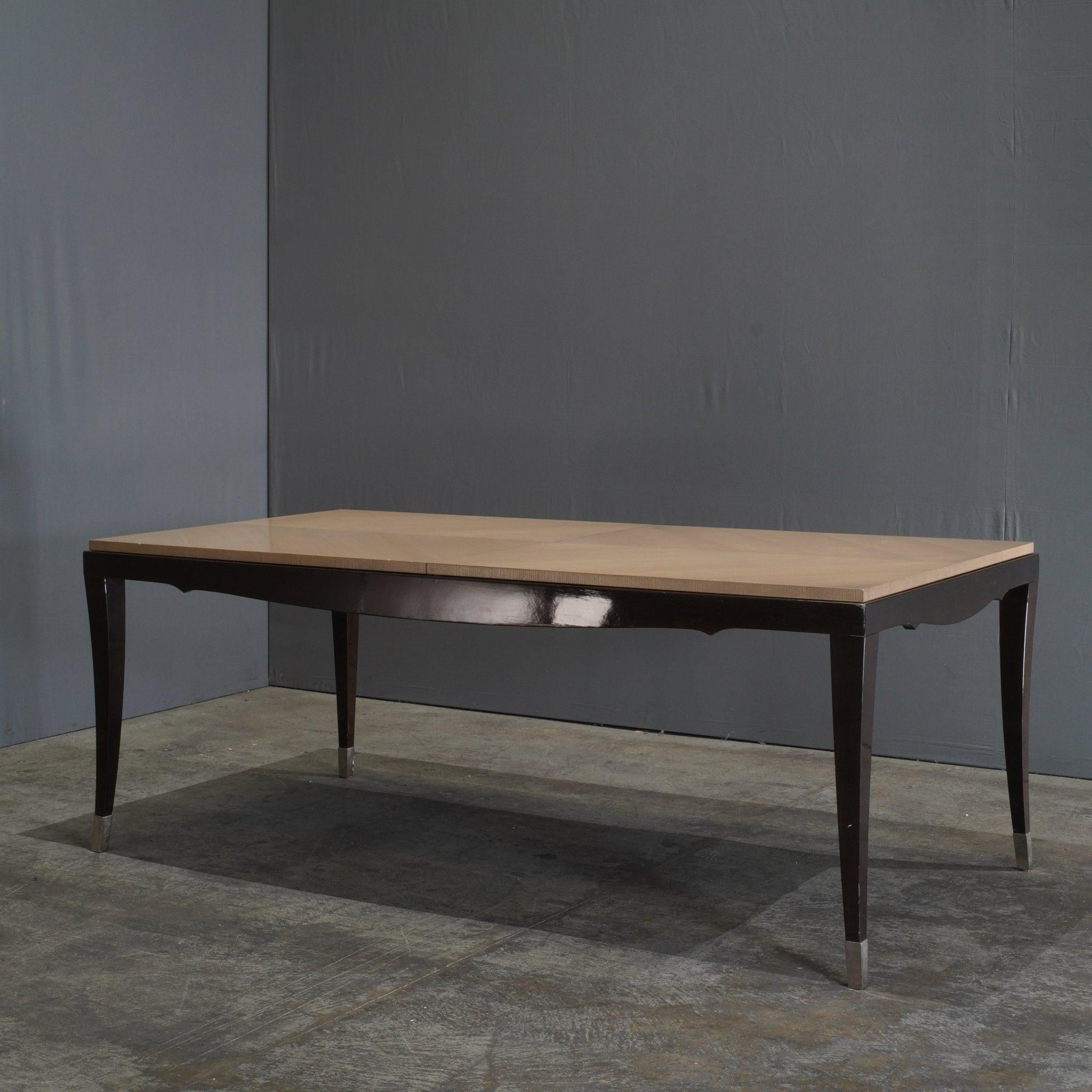 La table à manger extensible Roche Bobois Grand Hotel, chef-d'œuvre de Pierre Dubois et Aimé Cécil, incarne le luxe raffiné avec une touche de modernité. Cette table étonnante présente une surface en bois méticuleusement travaillée, tandis que la