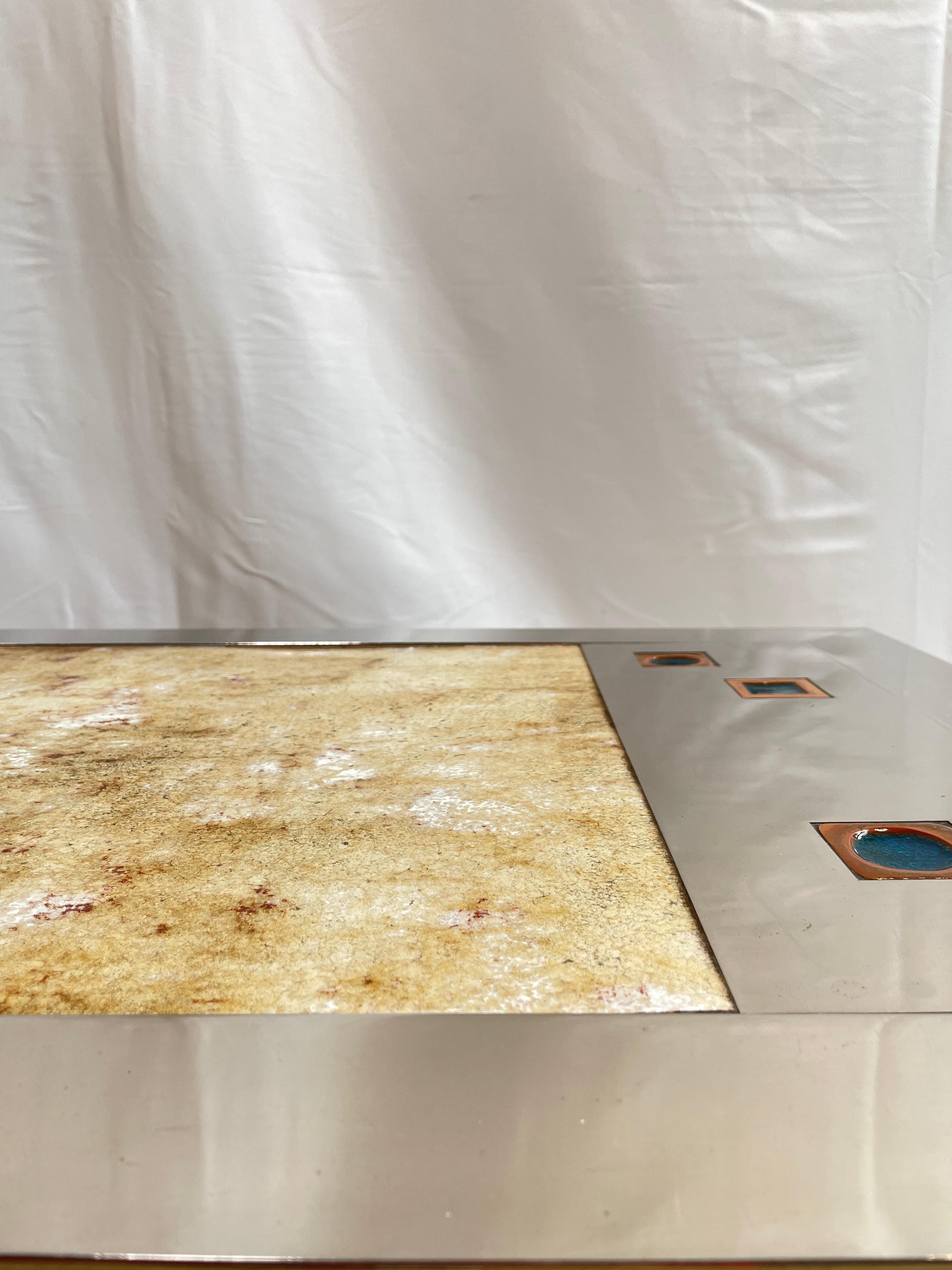 Roche Bobois & Gregorieff (XX-XXI)
 Table basse rectangulaire Albi avec structure en acier inoxydable et quatre pieds d'angle quadrangulaires avec décoration abstraite en relief en céramique émaillée polychrome.
petites marques sur l'acier 
