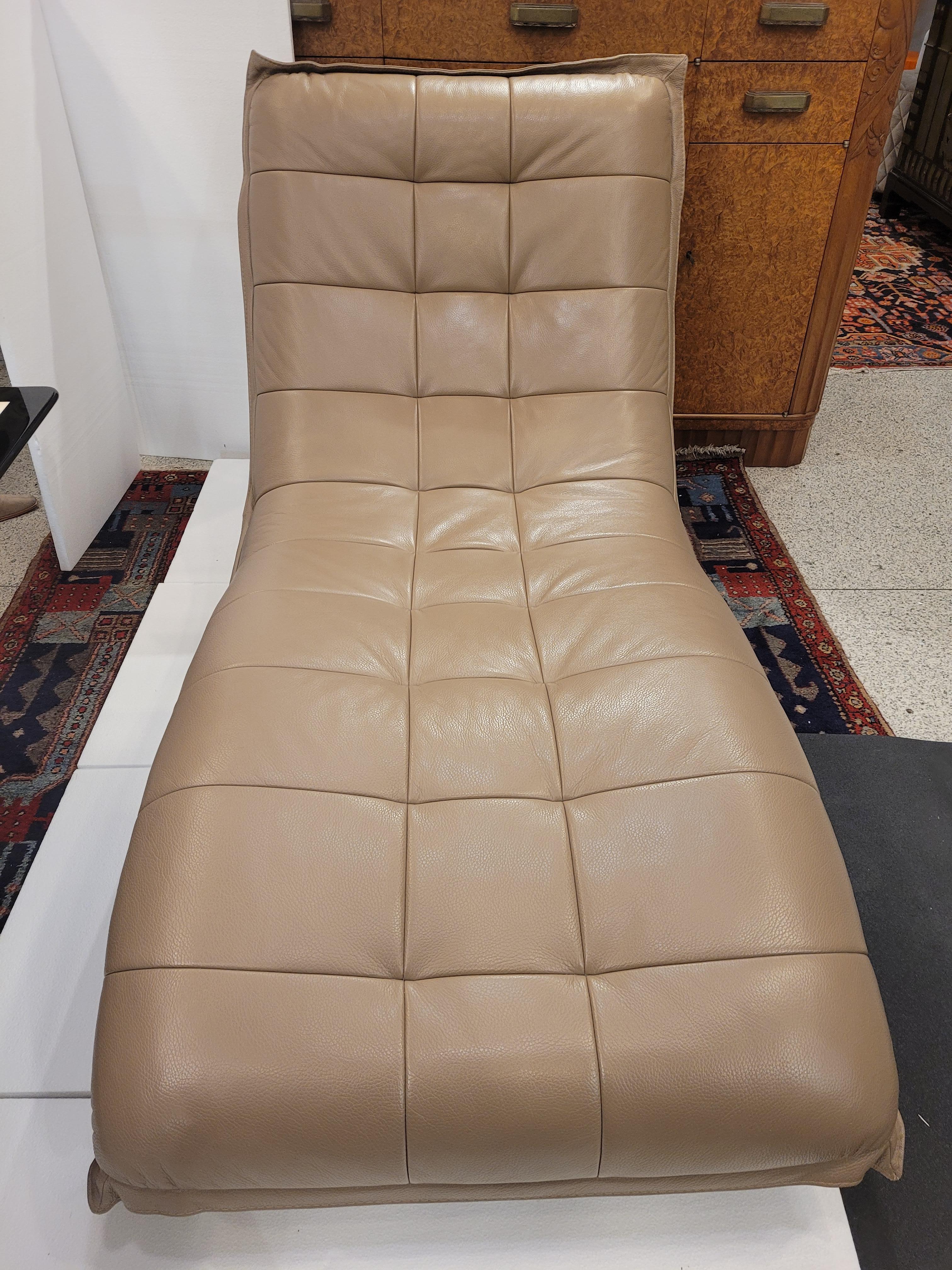 Roche Bobois Grey Leather Chaiselongue, Day Bed, Sofa In New Condition In Valladolid, ES