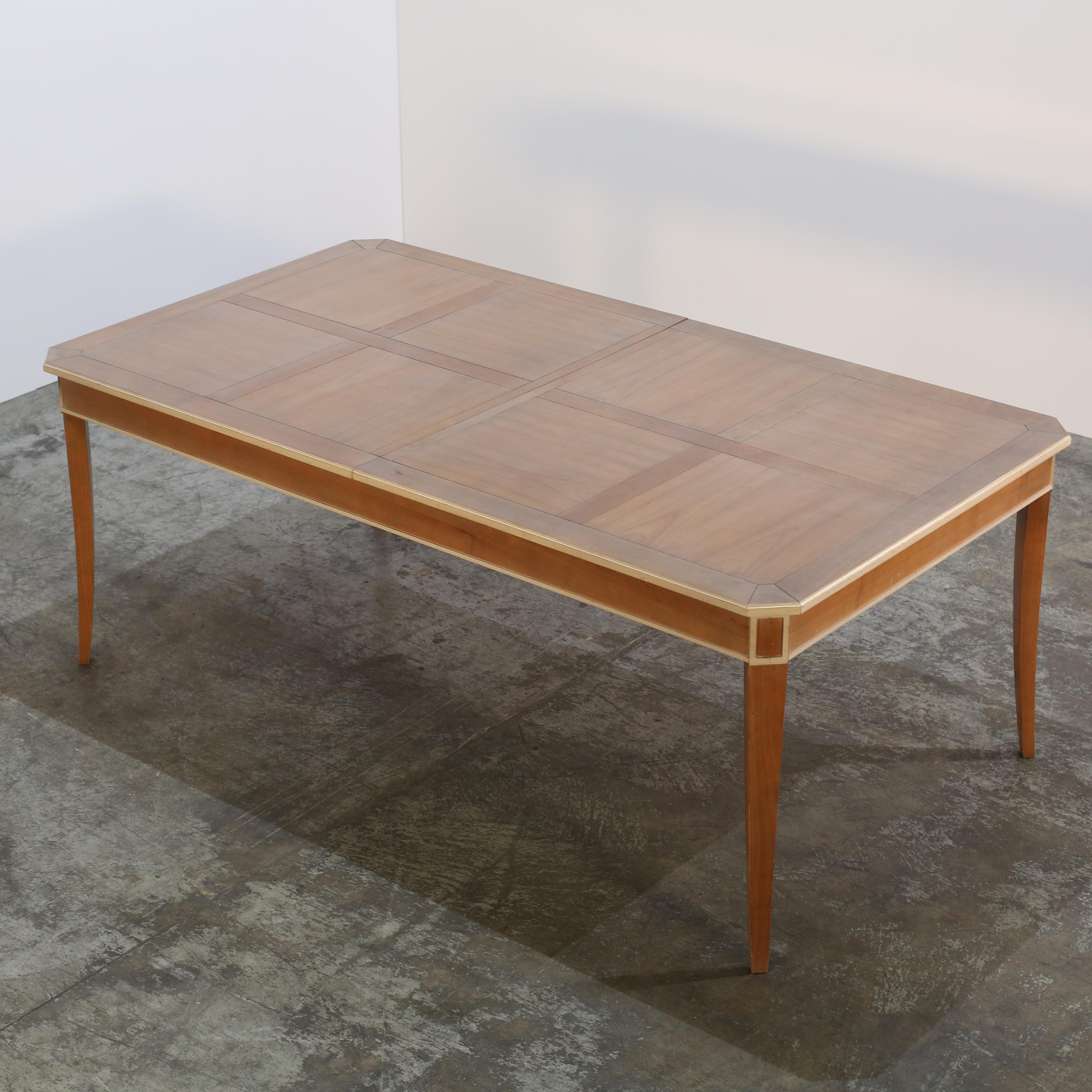 La table à manger Hauteville de Roche Bobois rehausse votre expérience culinaire. Fabriquée avec les matériaux les plus nobles, cette table affiche un design épuré et moderne qui ajoutera une touche de luxe à toute salle à manger. Qu'il s'agisse
