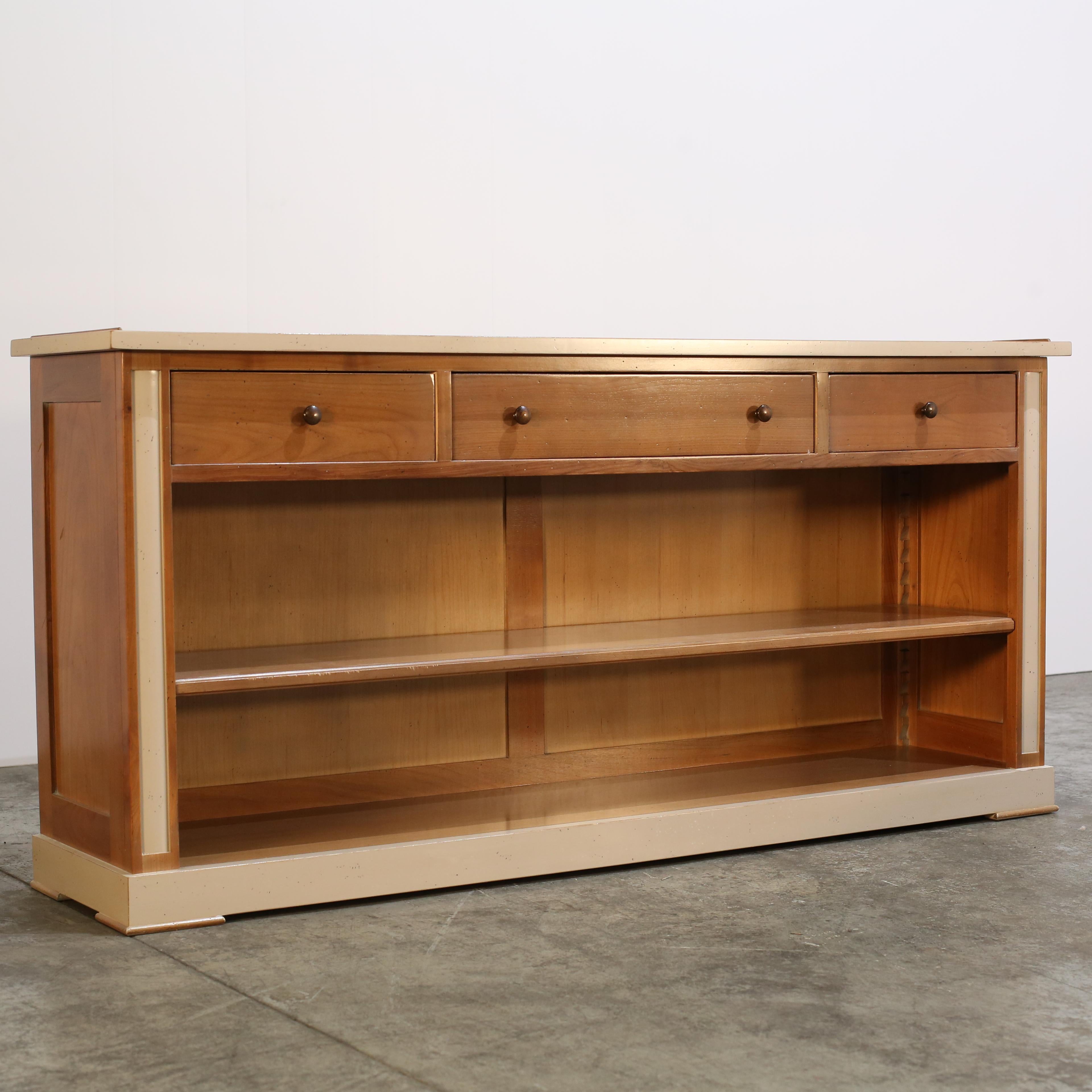 Te presentamos el Aparador Hauteville de Roche Bobois, un impresionante complemento para cualquier salón de lujo. Fabricado con materiales de la máxima calidad, este aparador presenta un diseño elegante y moderno, perfecto para añadir un toque de