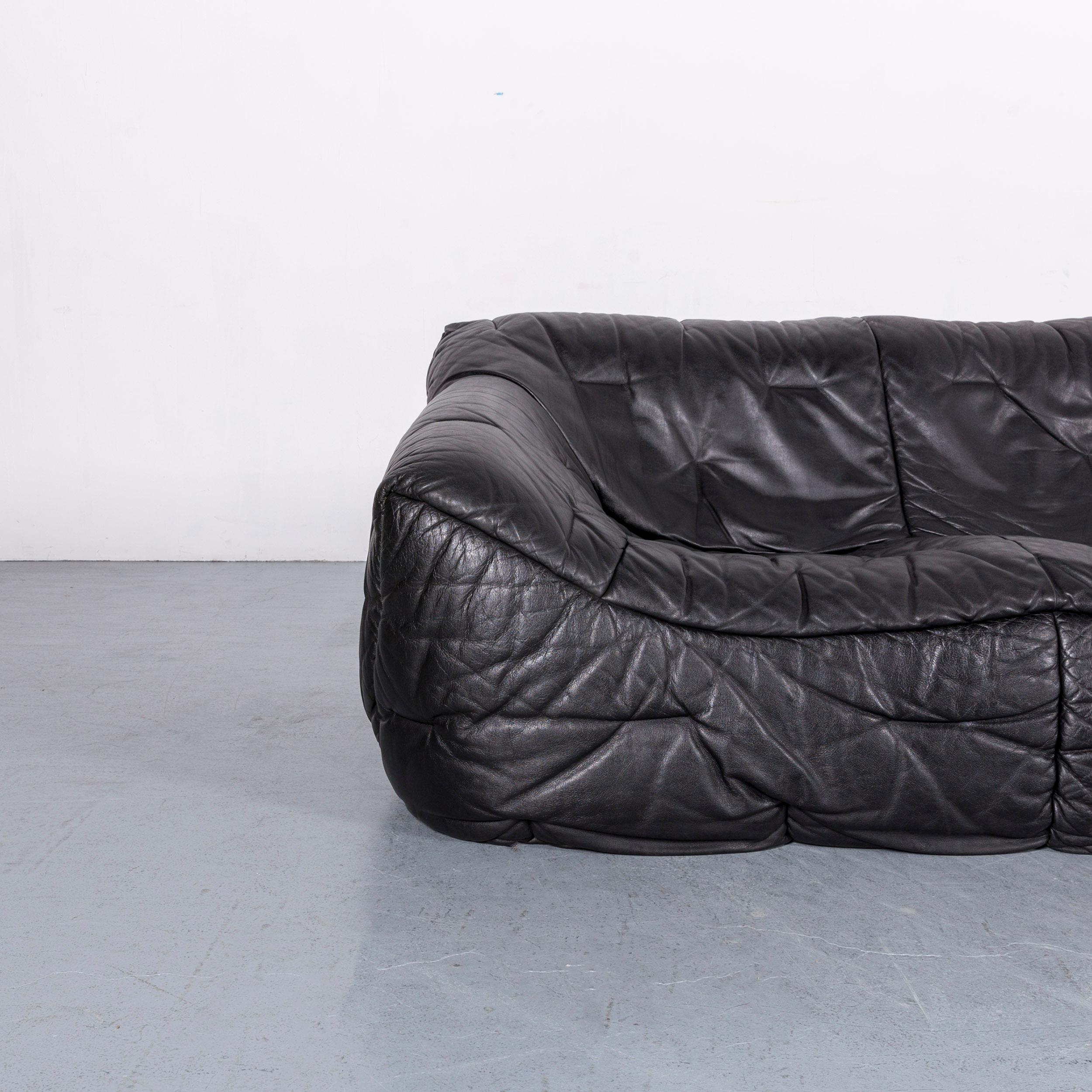 We bring to you an Roche Bobois Informel leather sofa black two-seat couch.





























