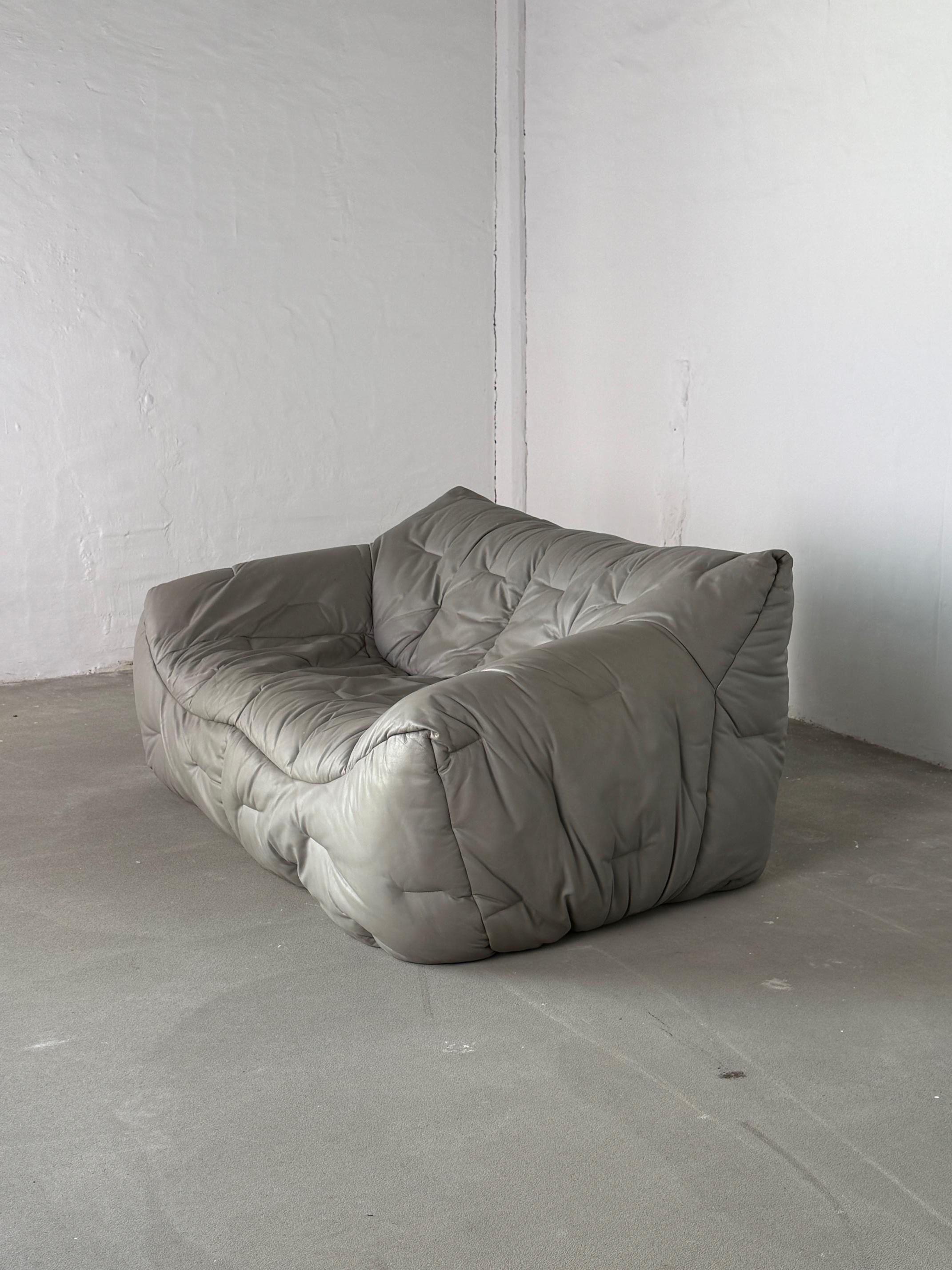 KOSTENLOSE LIEFERUNG INNERHALB VON NEW YORK CITY

Ein seltenes und elegantes Zweisitzer-Sofa 