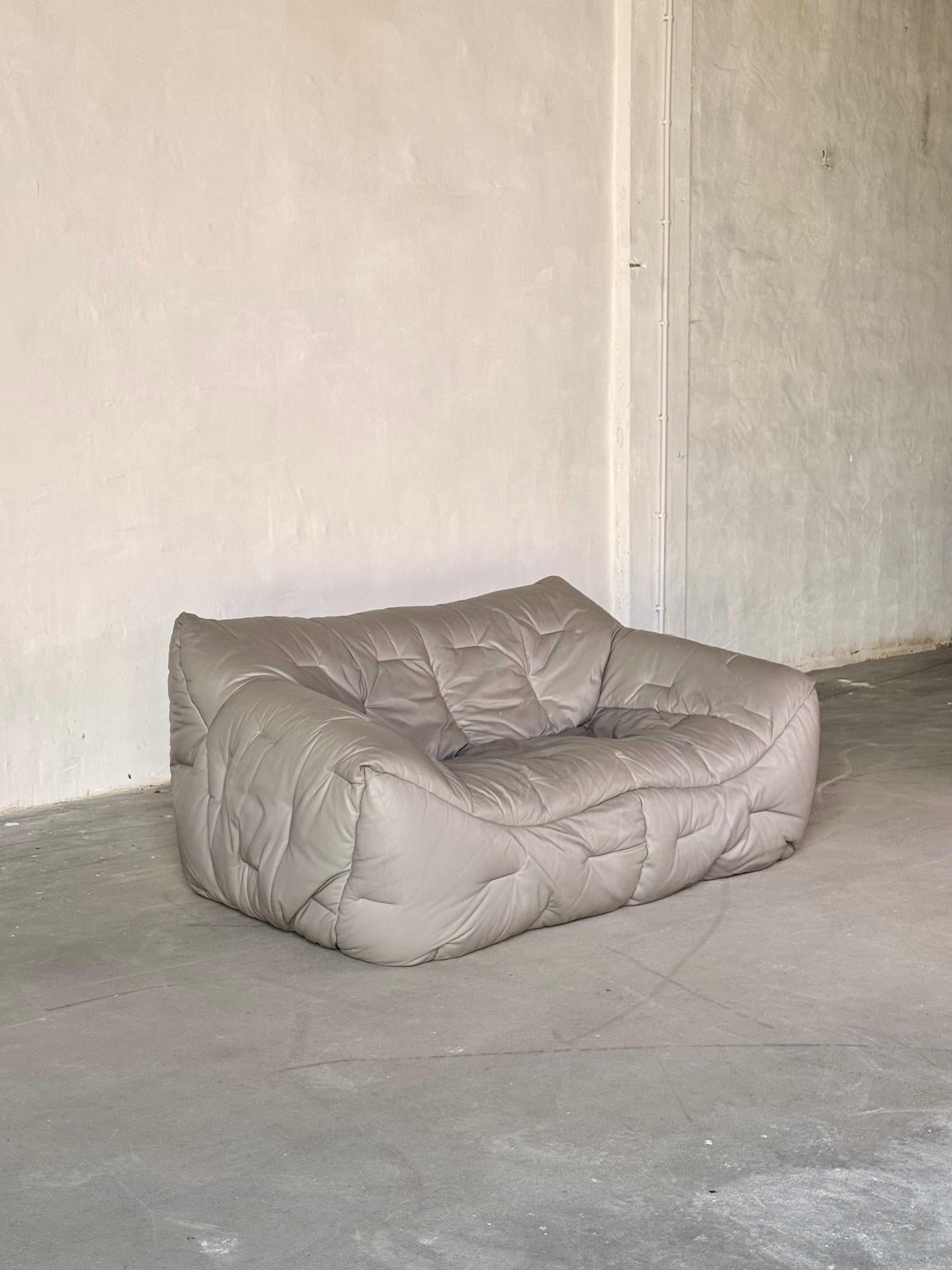 Roche Bobois 'Informel' Zweisitzer-Sofa - Originalpolsterung aus Naturleder im Zustand „Gut“ im Angebot in Astoria, NY
