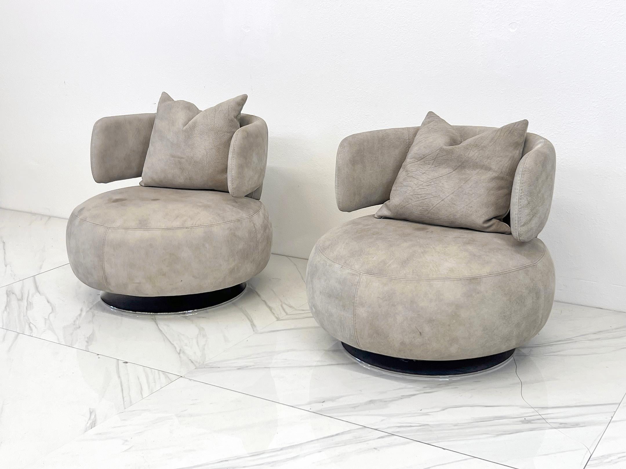 Prêt à élever votre niveau de confort ? Voici les chaises longues Curl - conçues par le duo créatif Roberto Tapinassi & Maurizio Manzoni pour Roche Bobois, ces beautés arrondies sont la définition du confort moderne avec une touche de chic et de