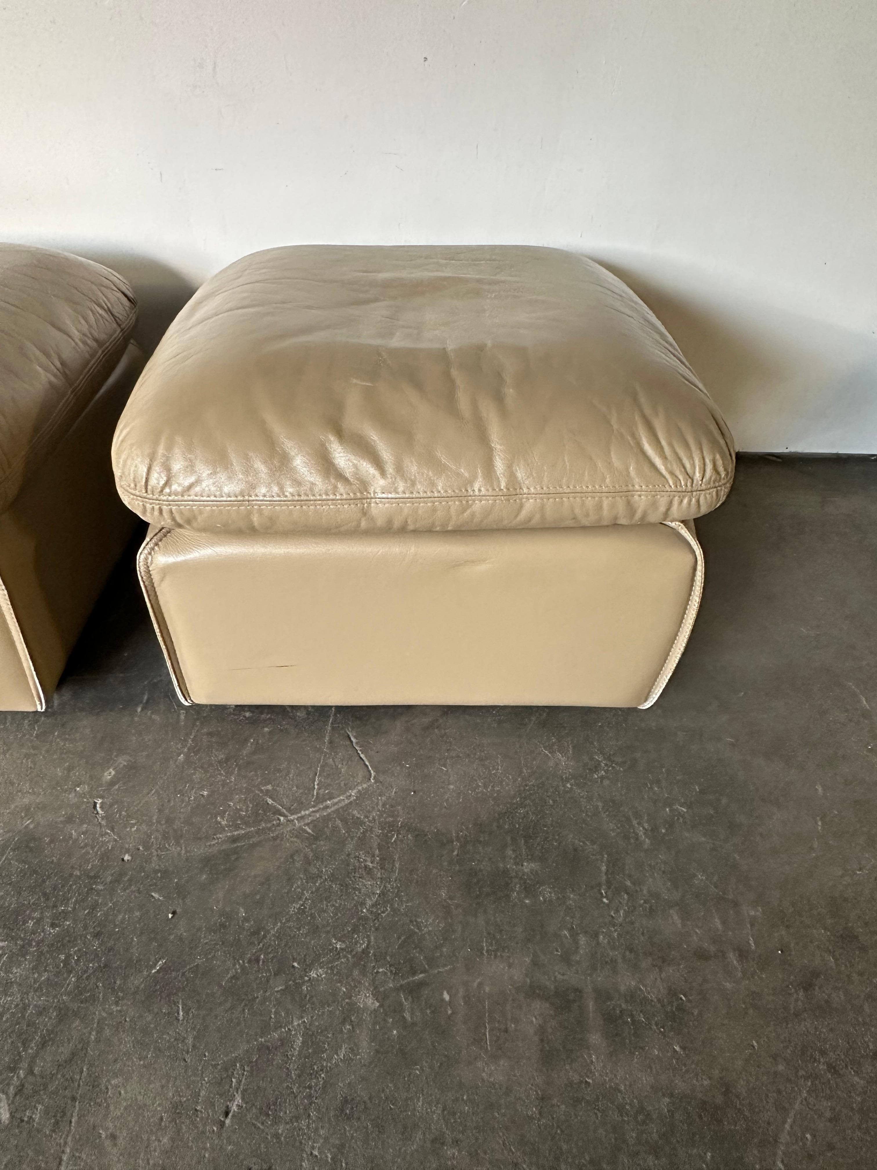 Paire d'ottomans en cuir postmoderne de Roche Bobois. En bon état, ils se présentent joliment comme une paire. Assez polyvalent pour être utilisé comme siège, pouf ou combiné comme banc au pied d'un lit. Cuir en état d'origine tel qu'il a été