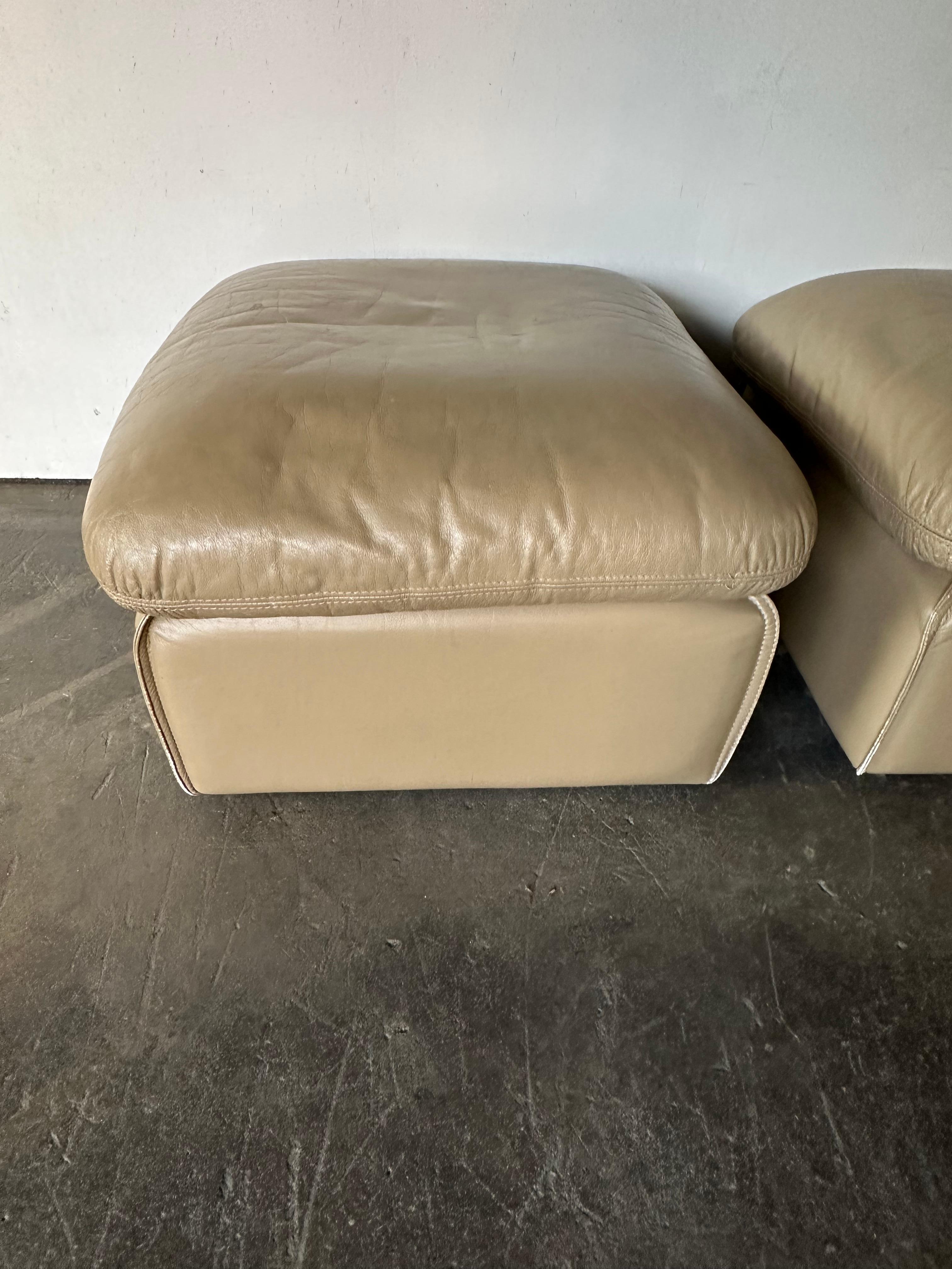 Postmoderne Ottomans ou poufs en cuir Roche Bobois en vente