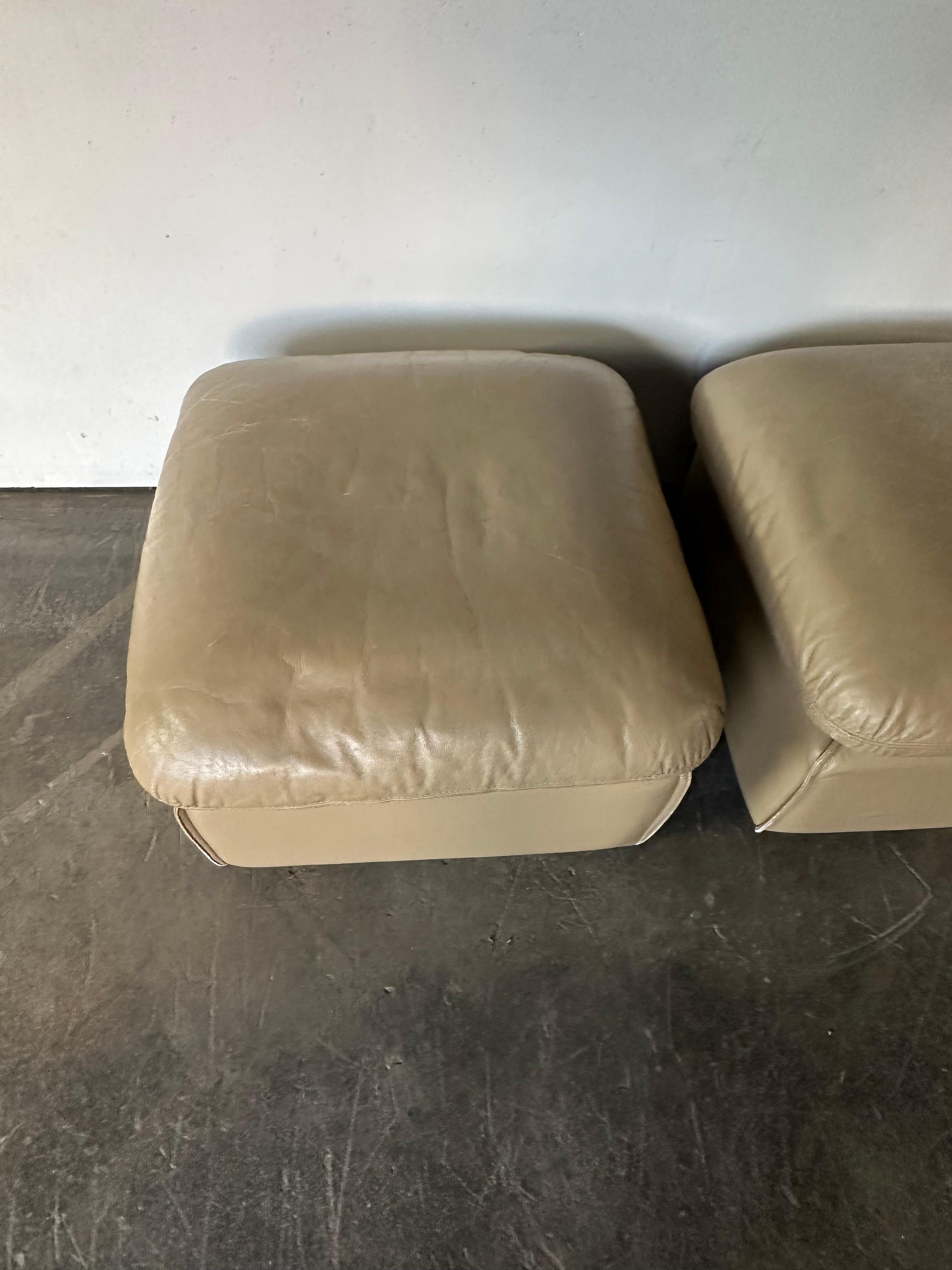 Français Ottomans ou poufs en cuir Roche Bobois en vente