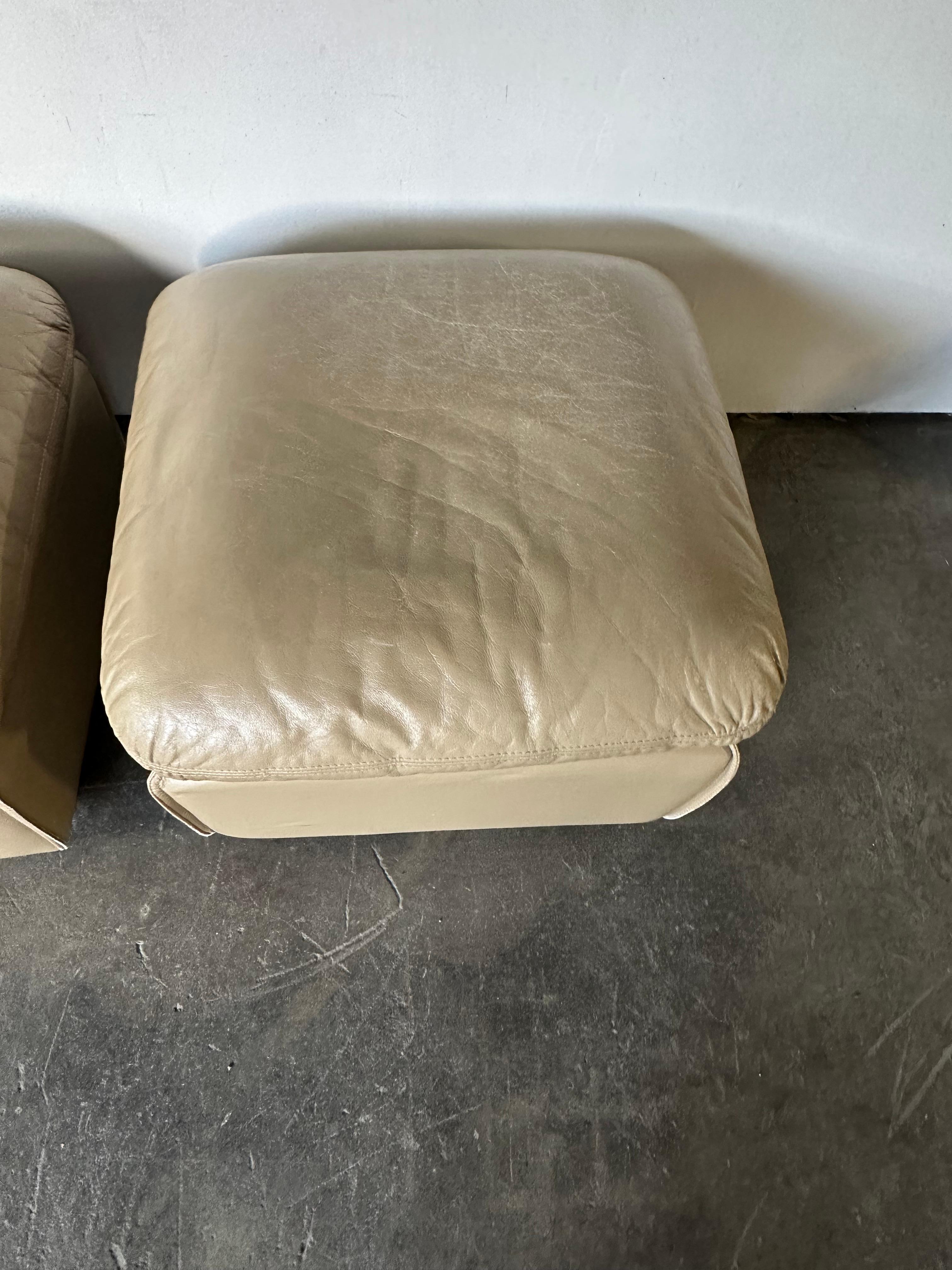 Ottomans ou poufs en cuir Roche Bobois Bon état - En vente à Brooklyn, NY