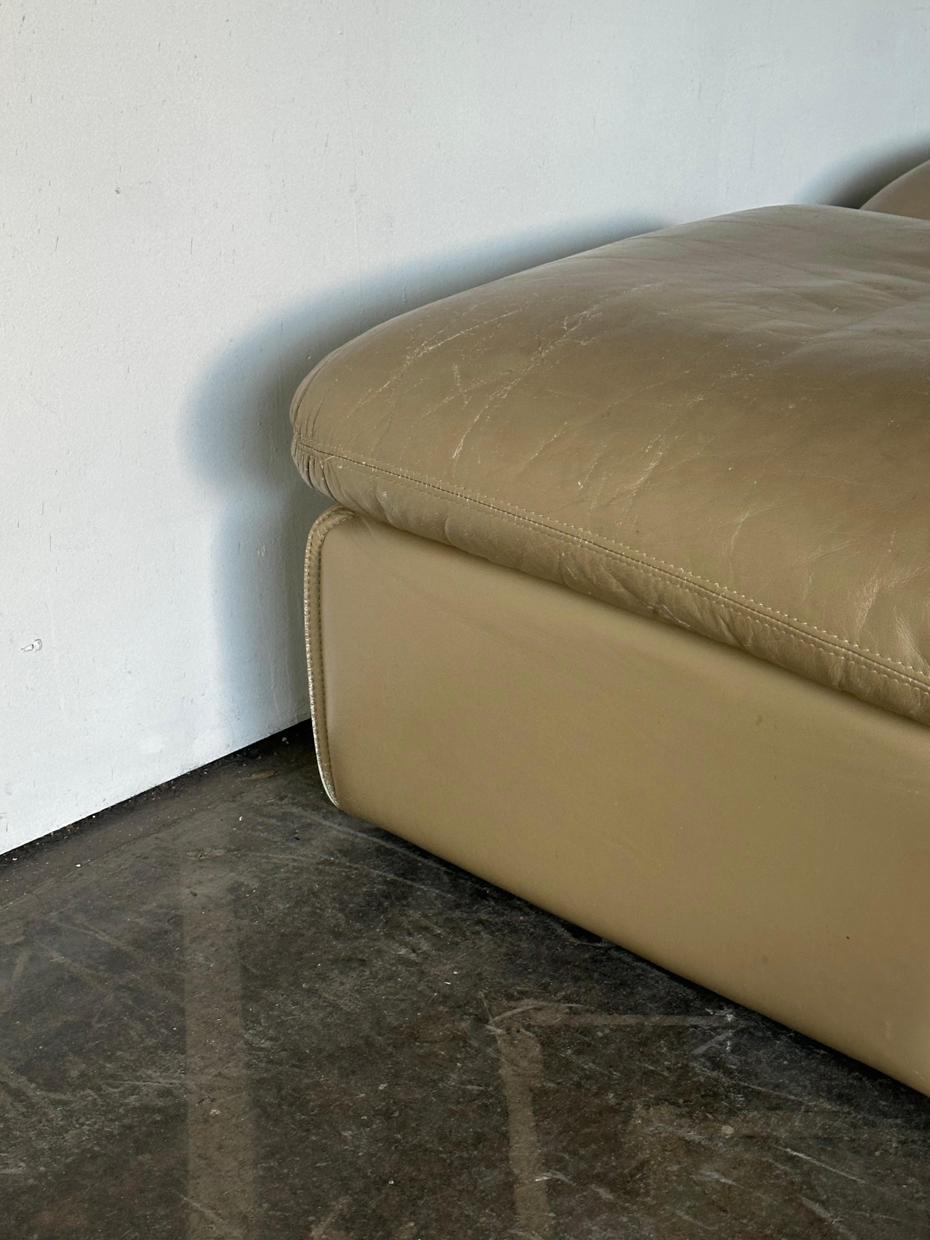 20ième siècle Ottomans ou poufs en cuir Roche Bobois en vente