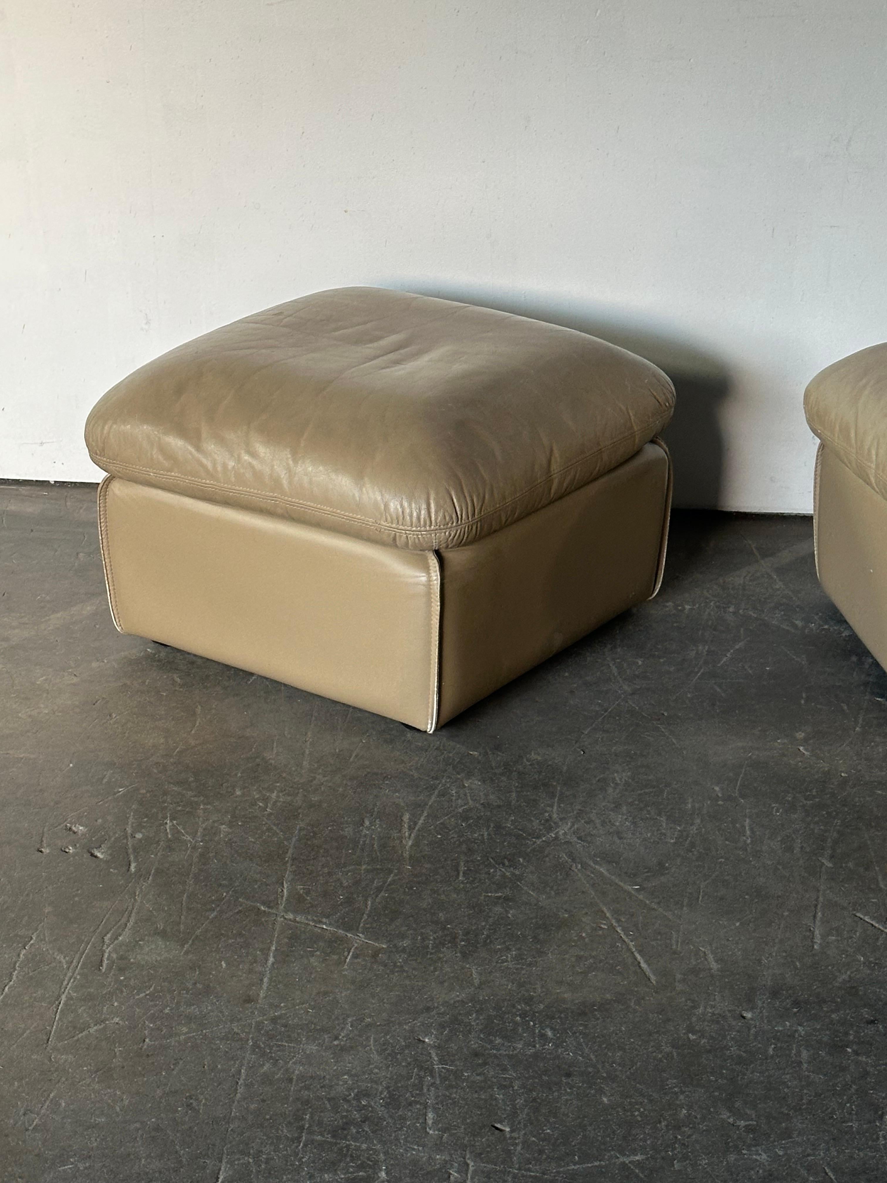 Ottomans ou poufs en cuir Roche Bobois en vente 1