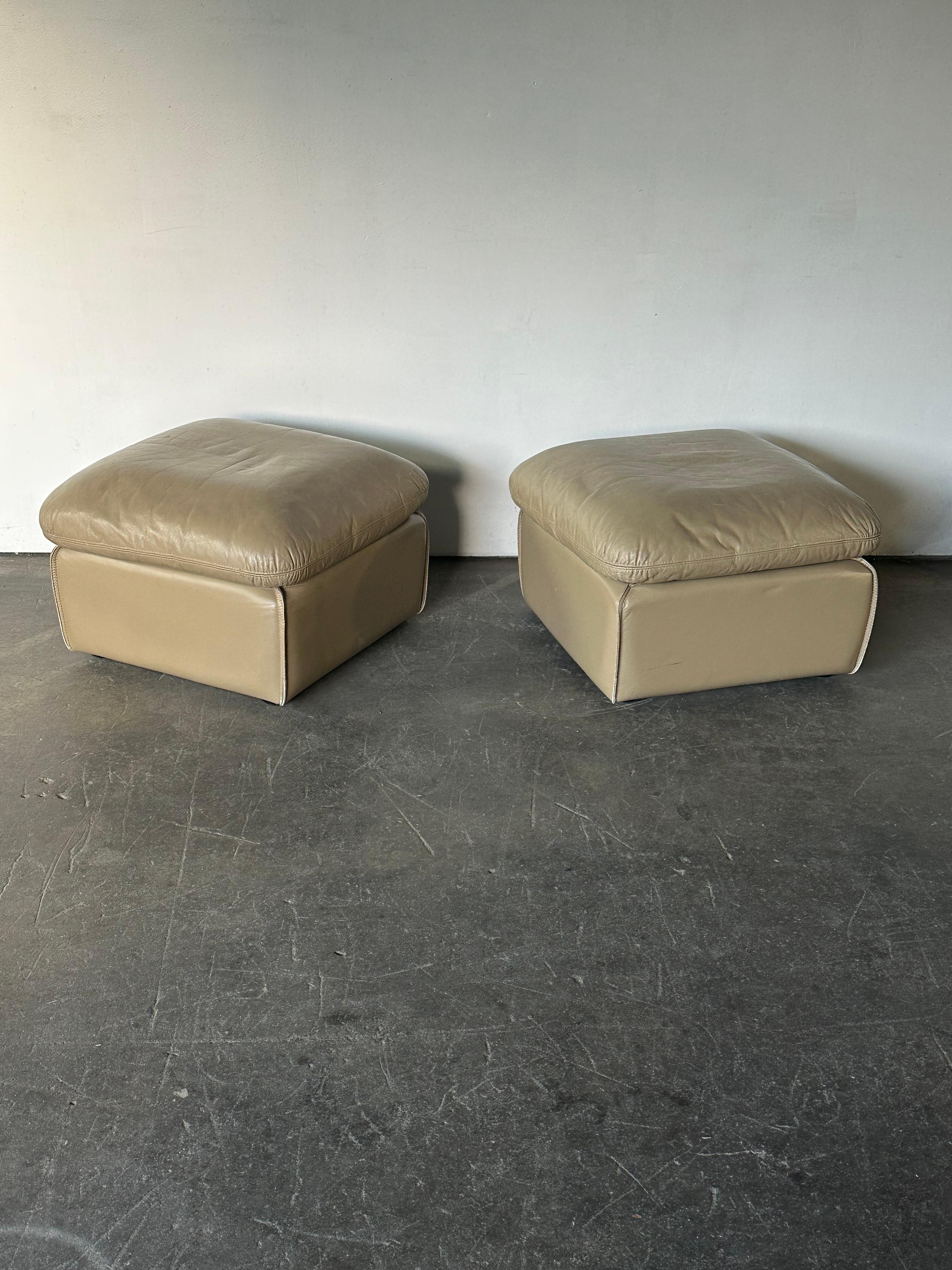 Ottomans ou poufs en cuir Roche Bobois en vente 2