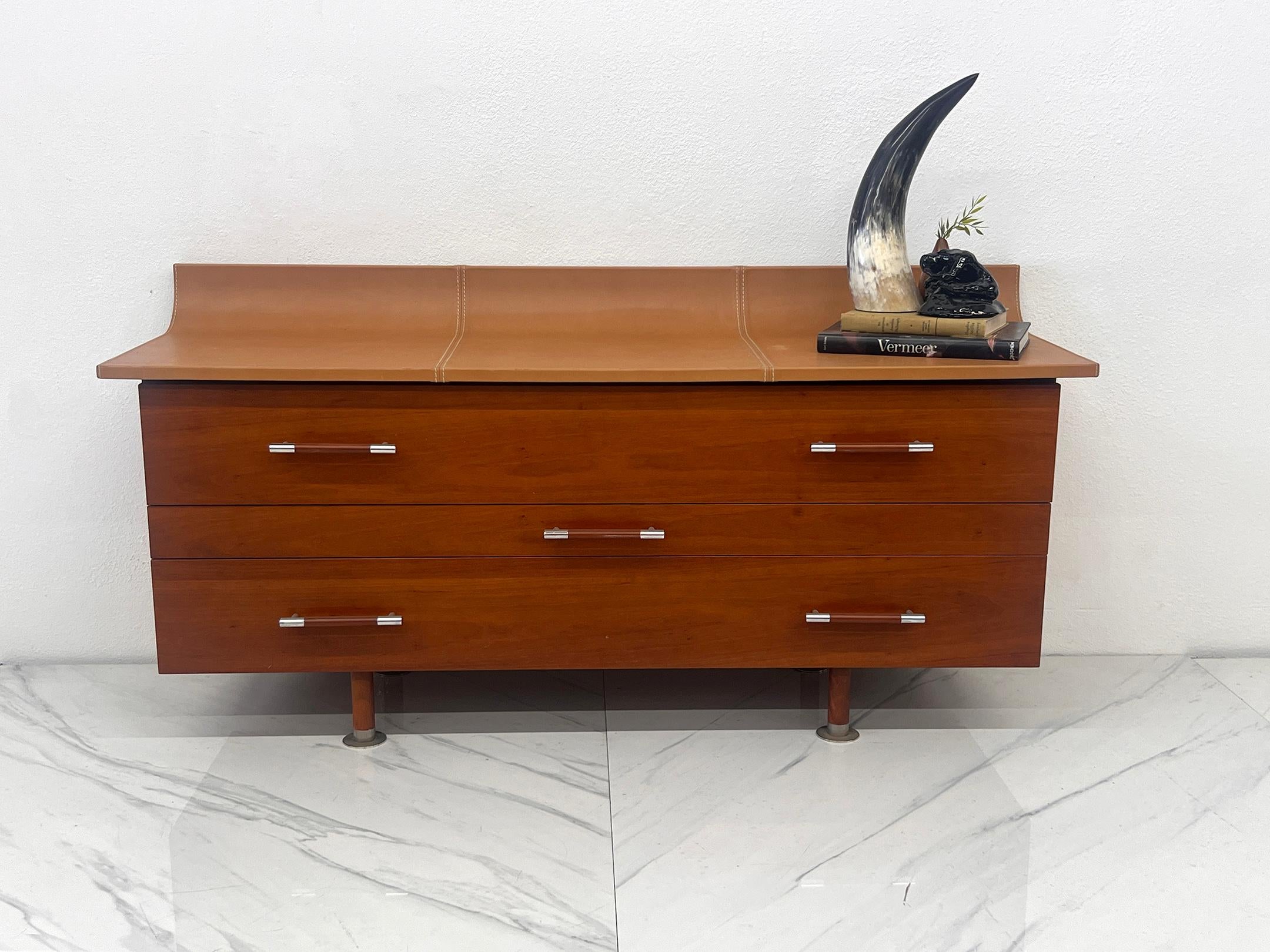 Un po' di glam italiano incontra un lusso tranquillo in questo comò scultoreo realizzato dall'architetto-designer Luigi Gorgoni per Roche Bobois. Disegnato come parte della collezione per la camera da letto 