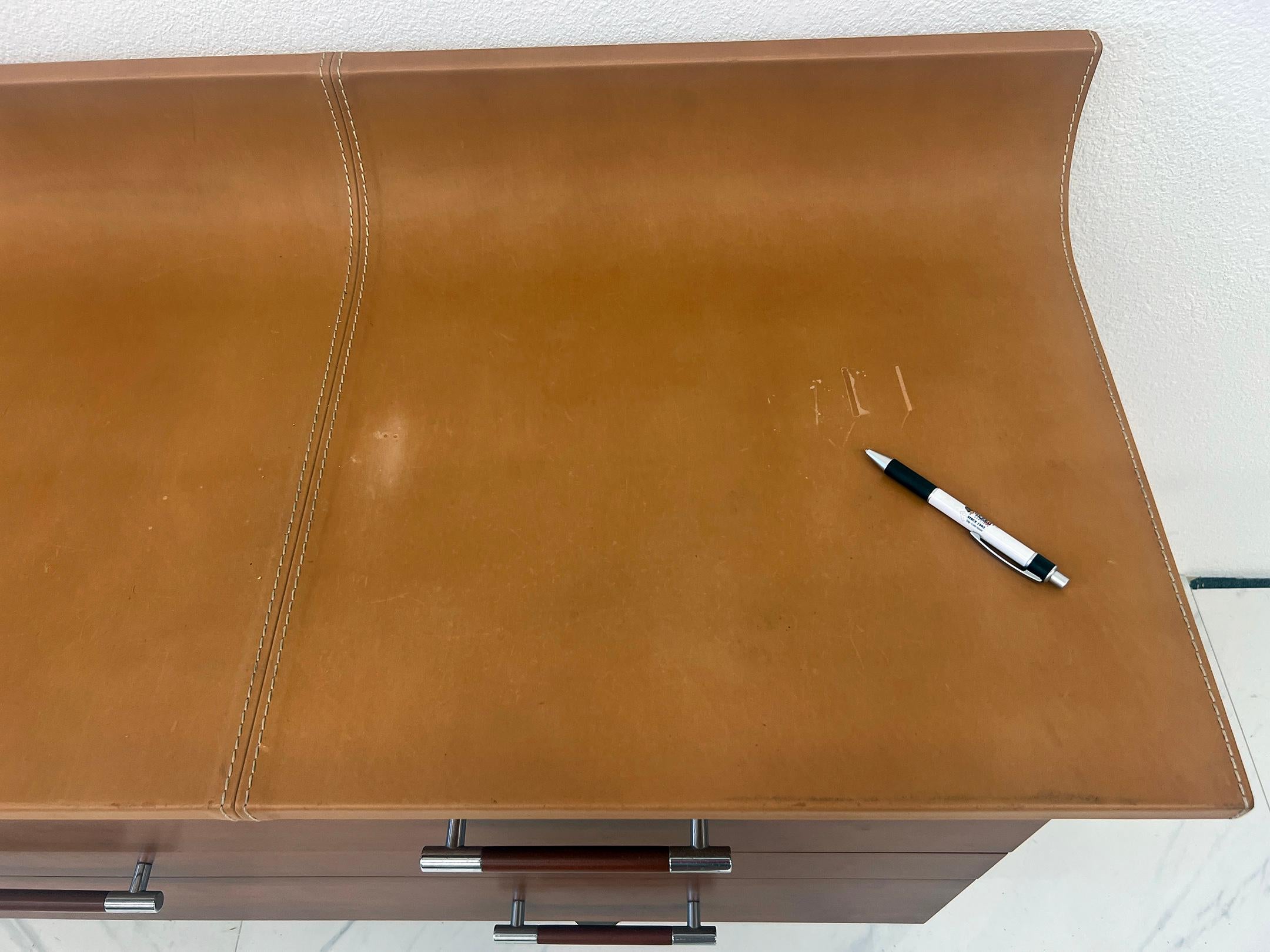 Francese Comò con piano in pelle Roche Bobois, Luigi Gorgoni in vendita