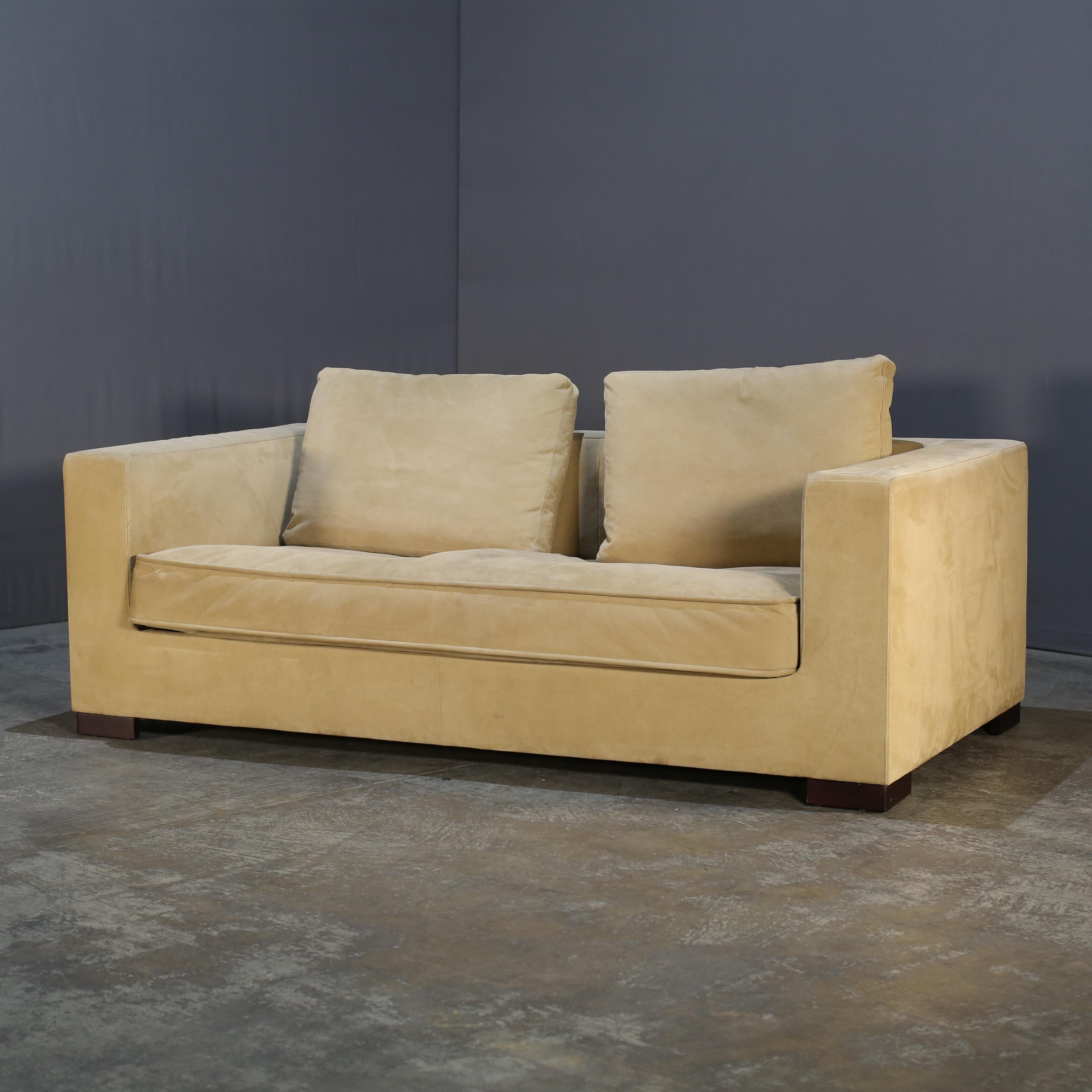 Te presentamos el Sofá Long Island de Roche Bobois, un lujoso complemento para cualquier salón. Fabricado con los mejores materiales y una impecable atención al detalle, este sofá irradia elegancia y sofisticación. Su elegante diseño incluye un