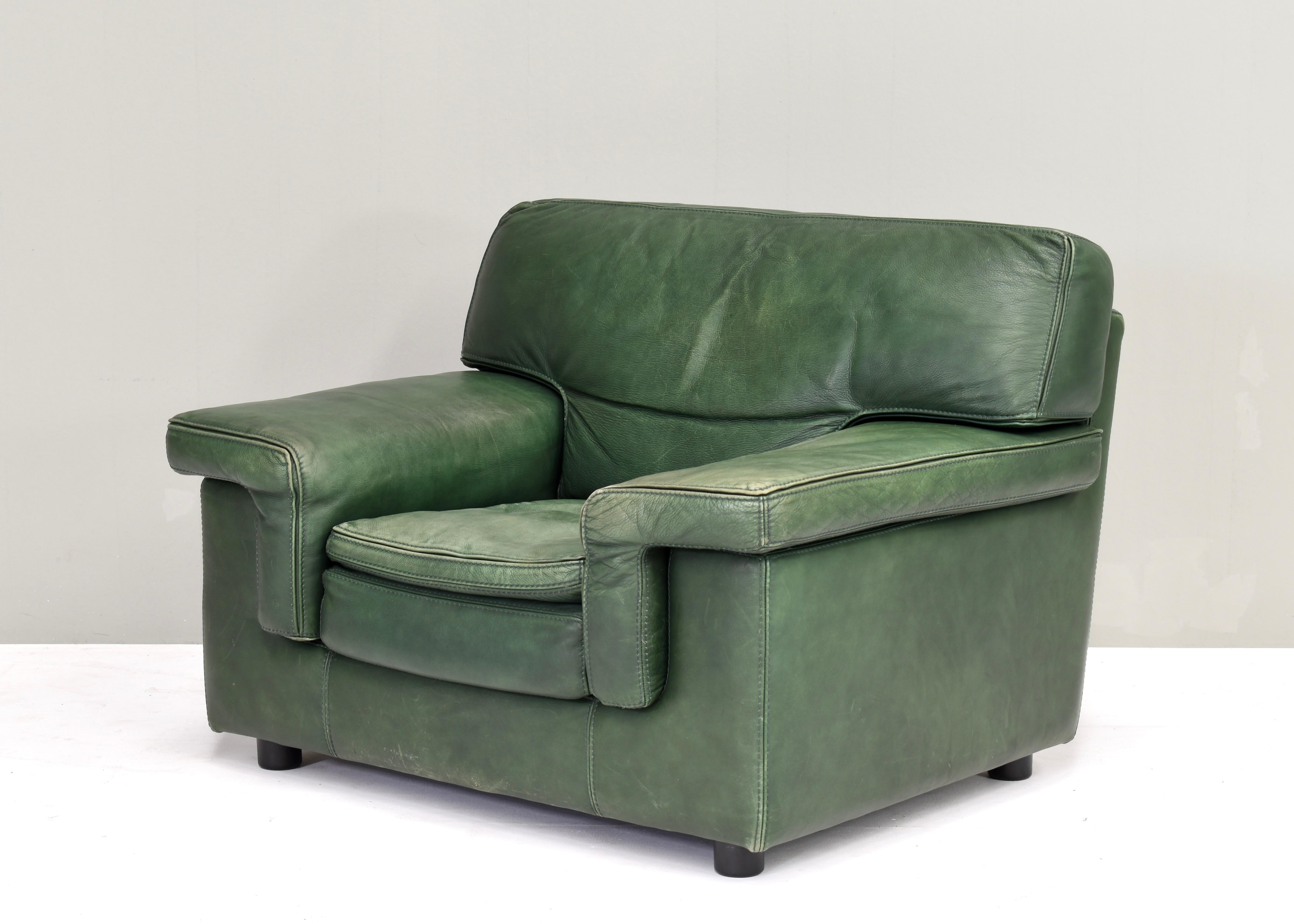 Very comfortable lounge chair by Roche Bobois, France / Italy – circa 1970.
The leather has nice patina with normal signs of age and use. No tears or holes.
The chair is labeled Roche Bobois, Italy. Although Roche Bobois is a French company some