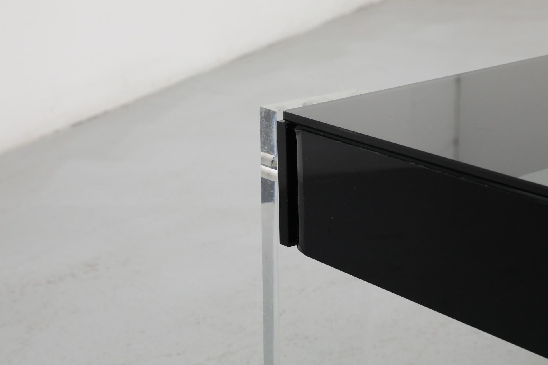 Roche Bobois Quadratischer Couchtisch aus Lucit und Rauchglas im Angebot 7