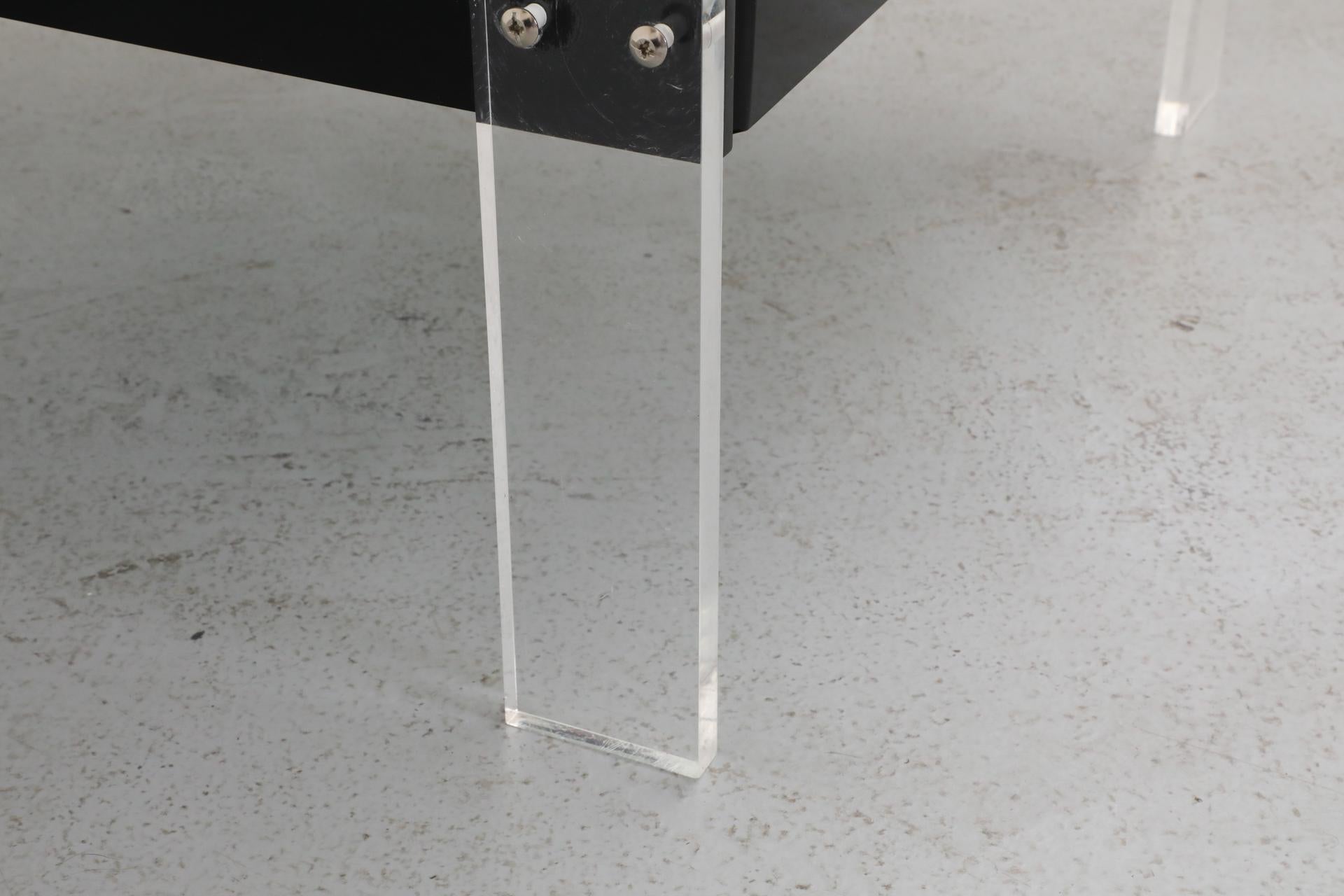 Roche Bobois Quadratischer Couchtisch aus Lucit und Rauchglas im Angebot 8