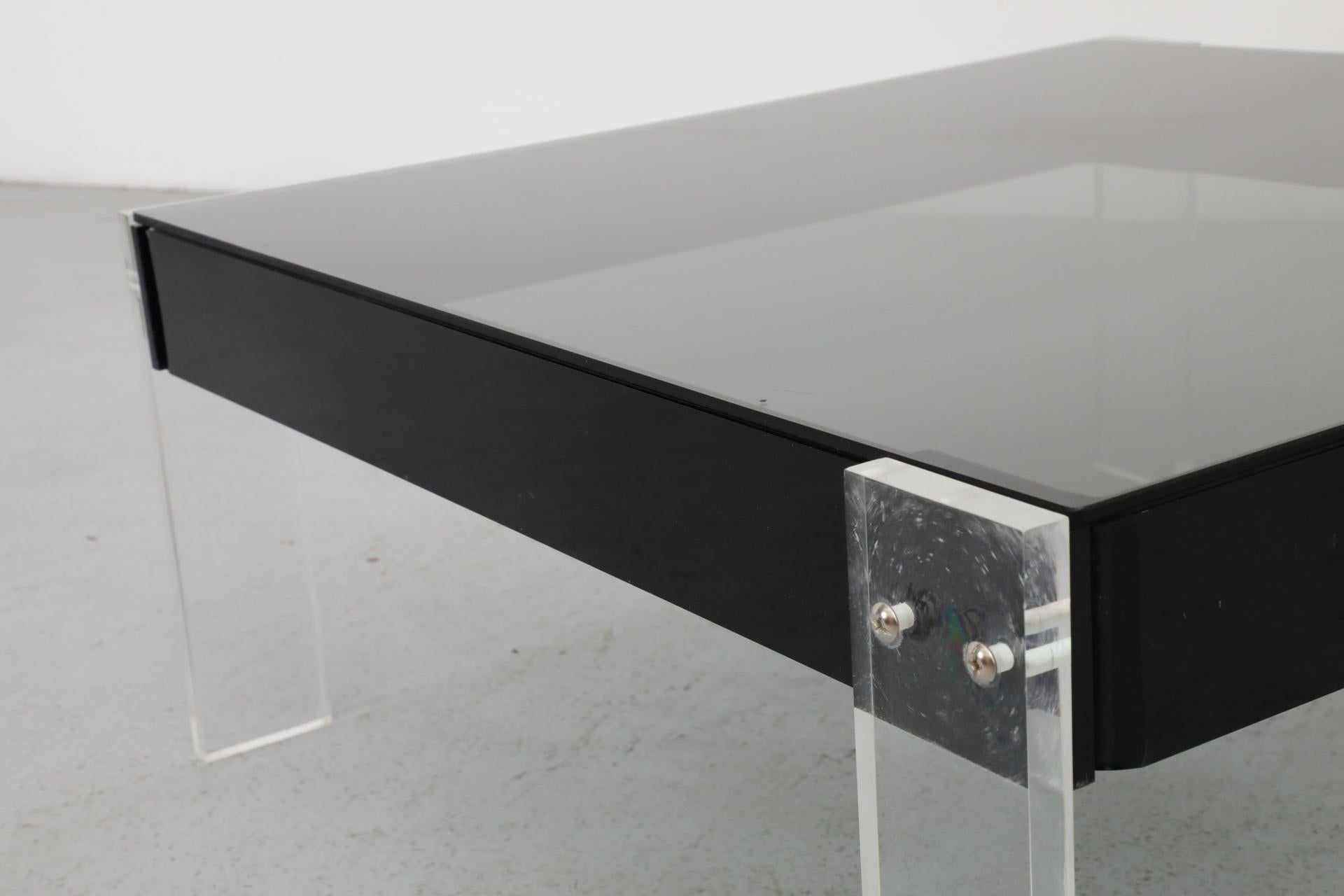 Roche Bobois Quadratischer Couchtisch aus Lucit und Rauchglas im Angebot 11