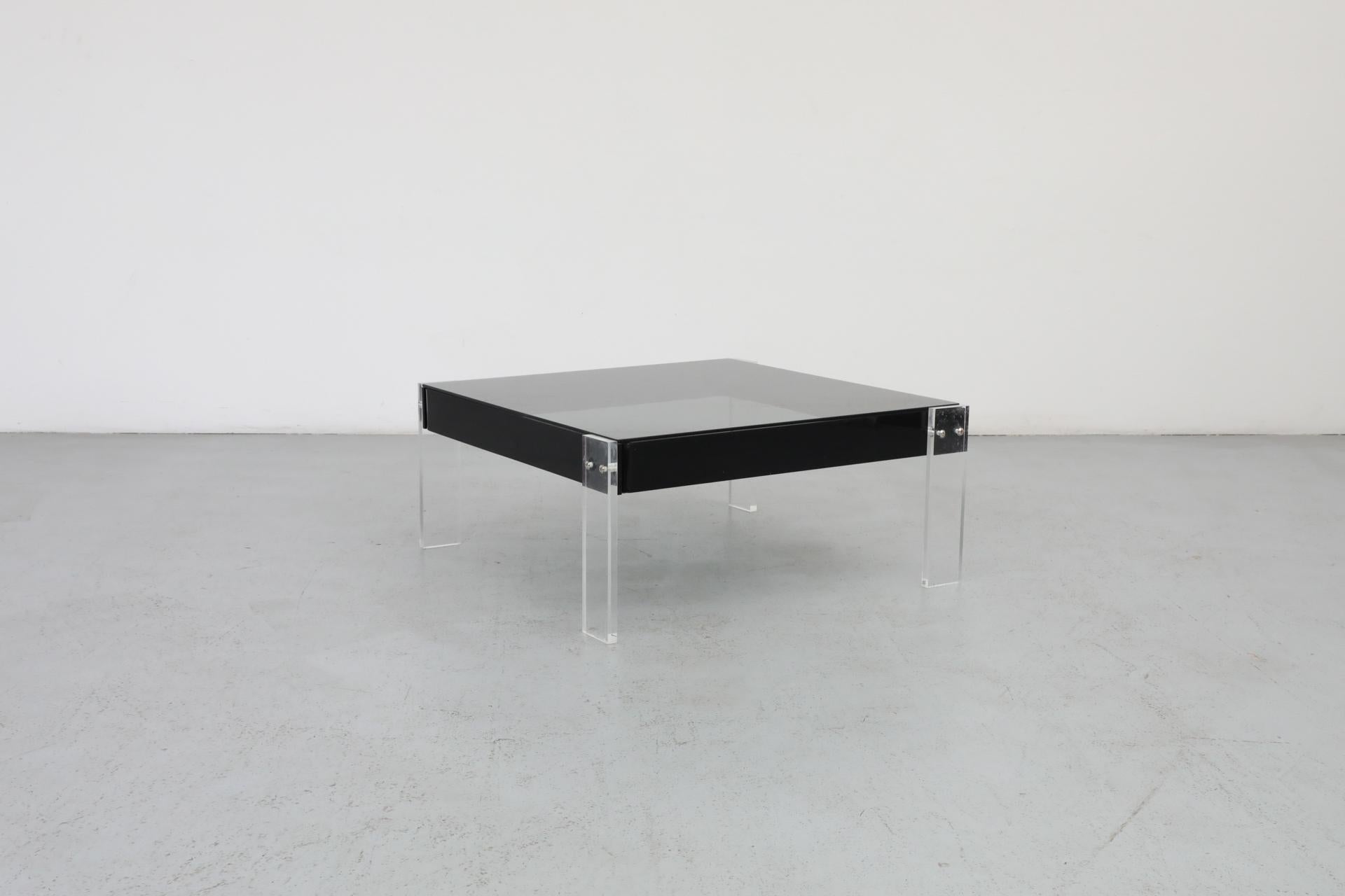 Roche Bobois Quadratischer Couchtisch aus Lucit und Rauchglas (Moderne der Mitte des Jahrhunderts) im Angebot