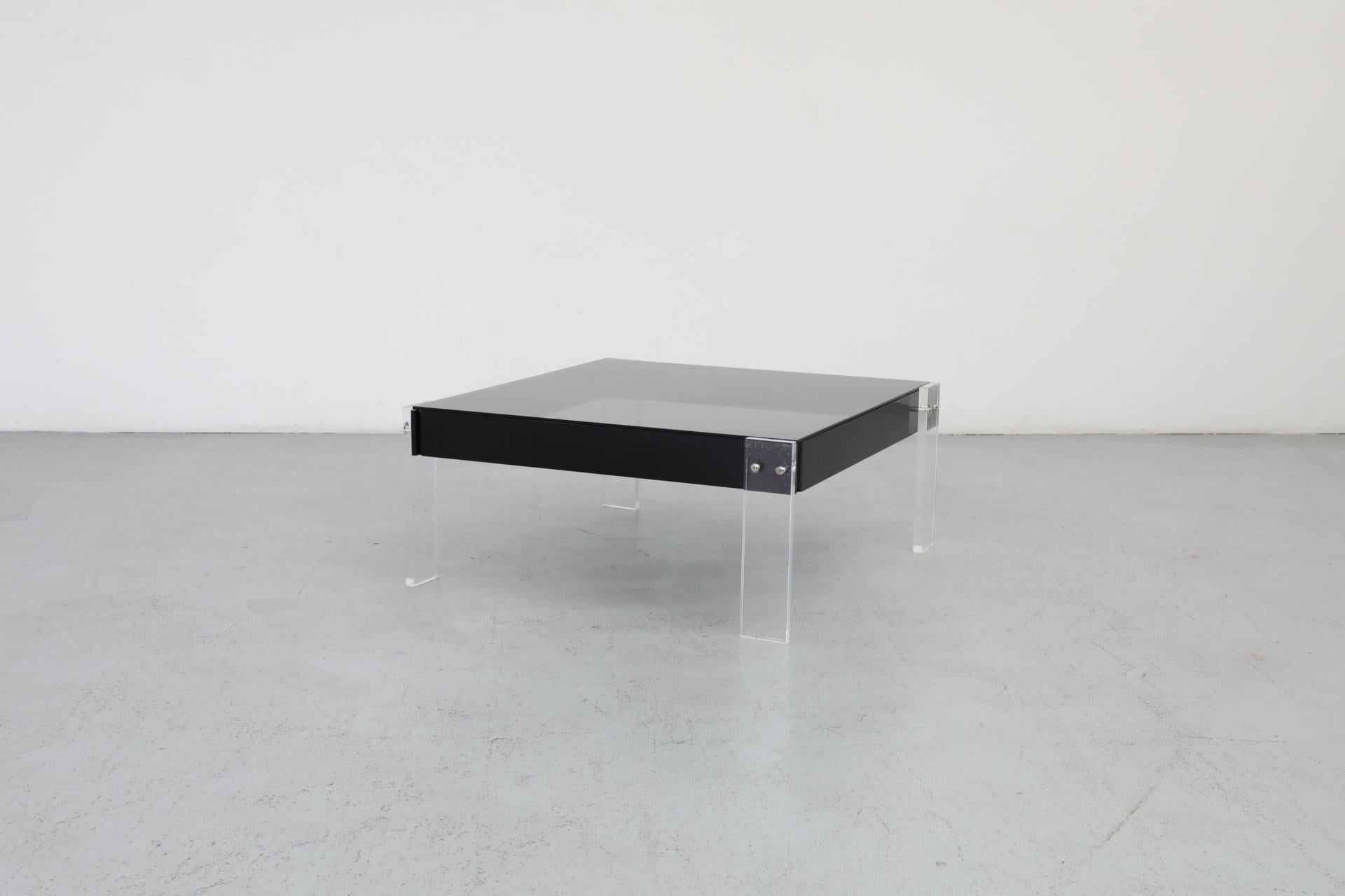 Roche Bobois Quadratischer Couchtisch aus Lucit und Rauchglas im Zustand „Gut“ im Angebot in Los Angeles, CA