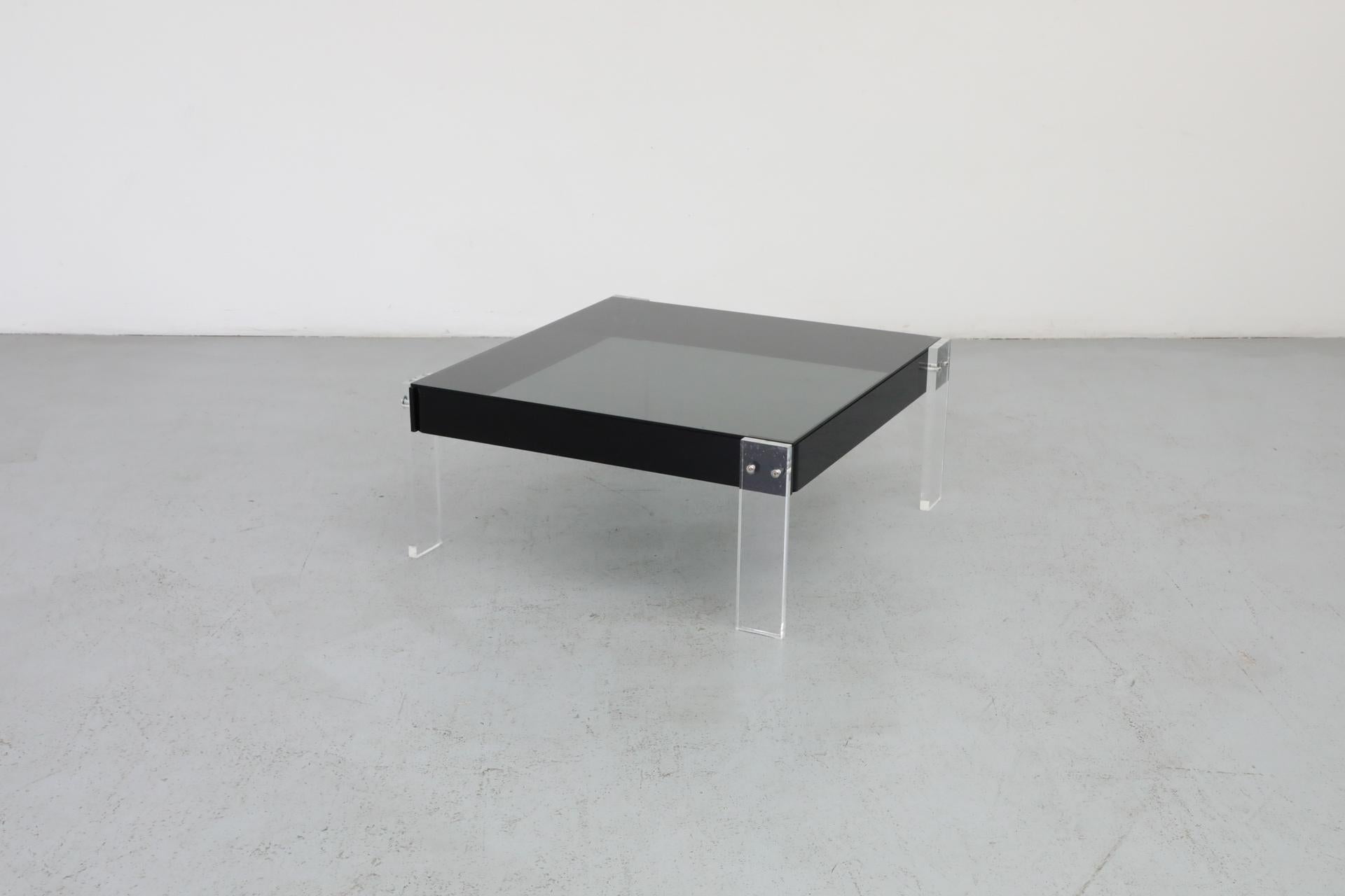 Roche Bobois Quadratischer Couchtisch aus Lucit und Rauchglas (20. Jahrhundert) im Angebot