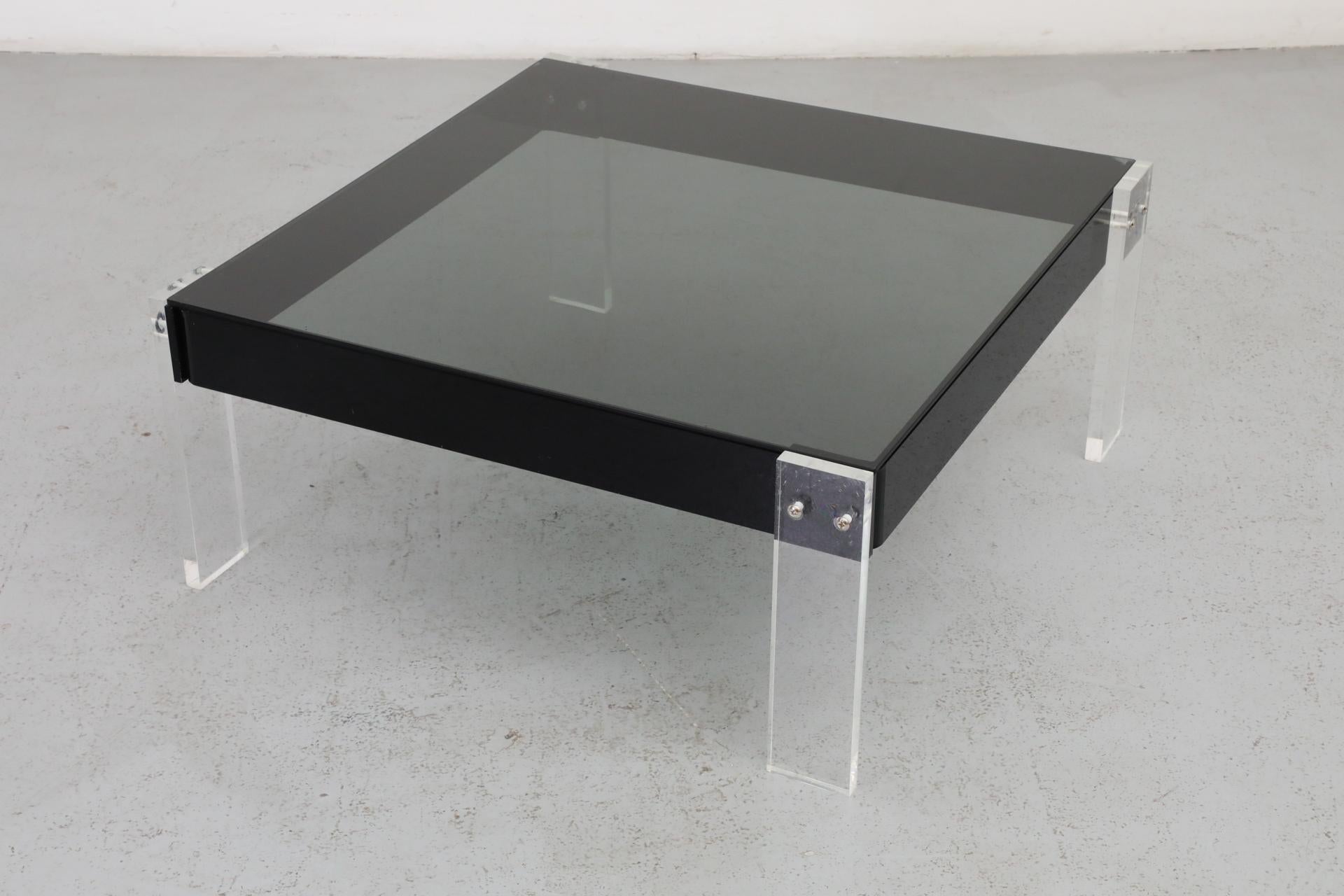 Roche Bobois Quadratischer Couchtisch aus Lucit und Rauchglas im Angebot 3