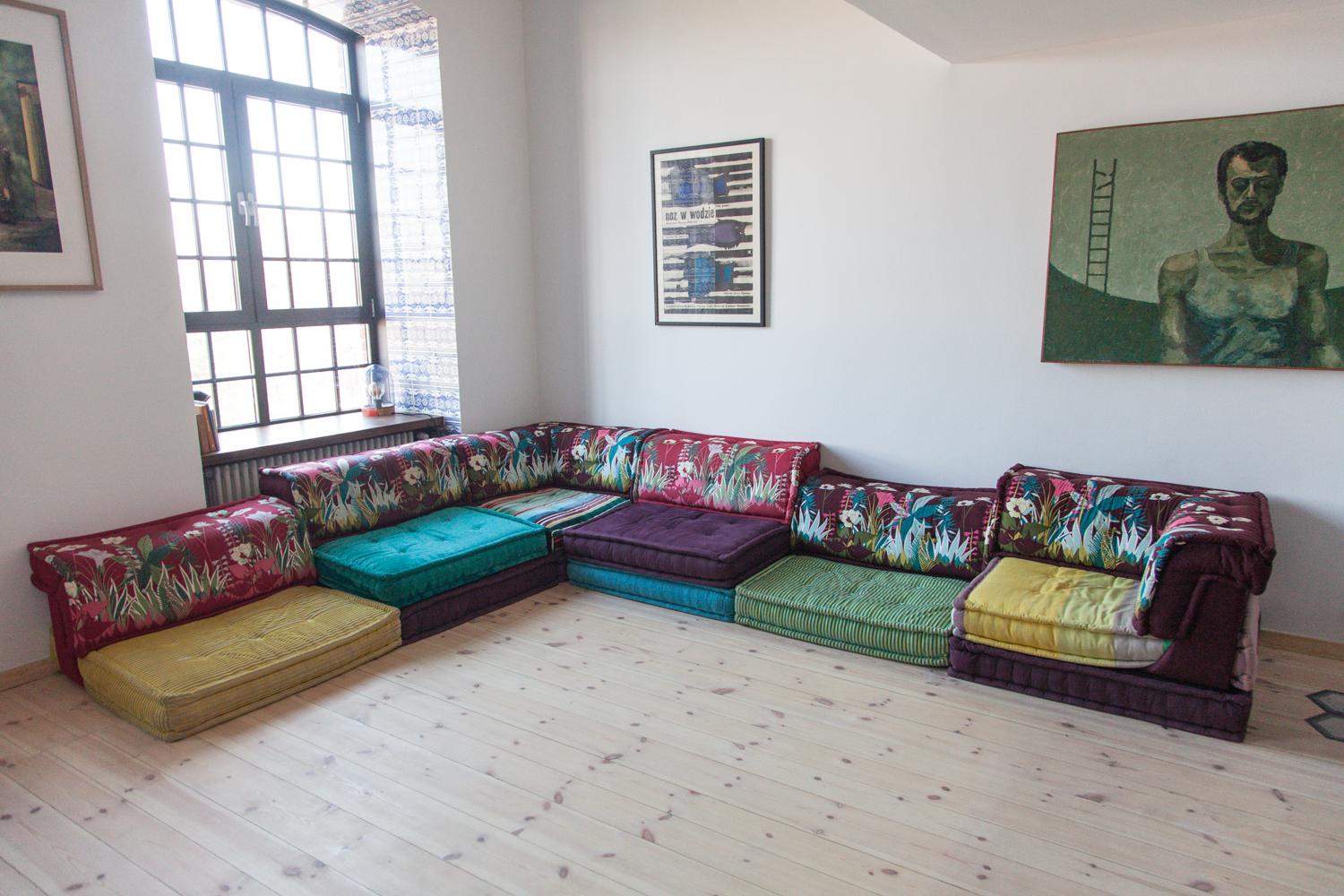 1971 entwarf Hans Hopfer das Mah Jong Lounge Sofa, das bekannteste und ikonischste Design von Roche Bobois. Die Freiheit der Form A, die dieses vollständig modulare niedrige Sitzsystem ermöglicht, sprengt die Grenzen des Designs und fördert eine