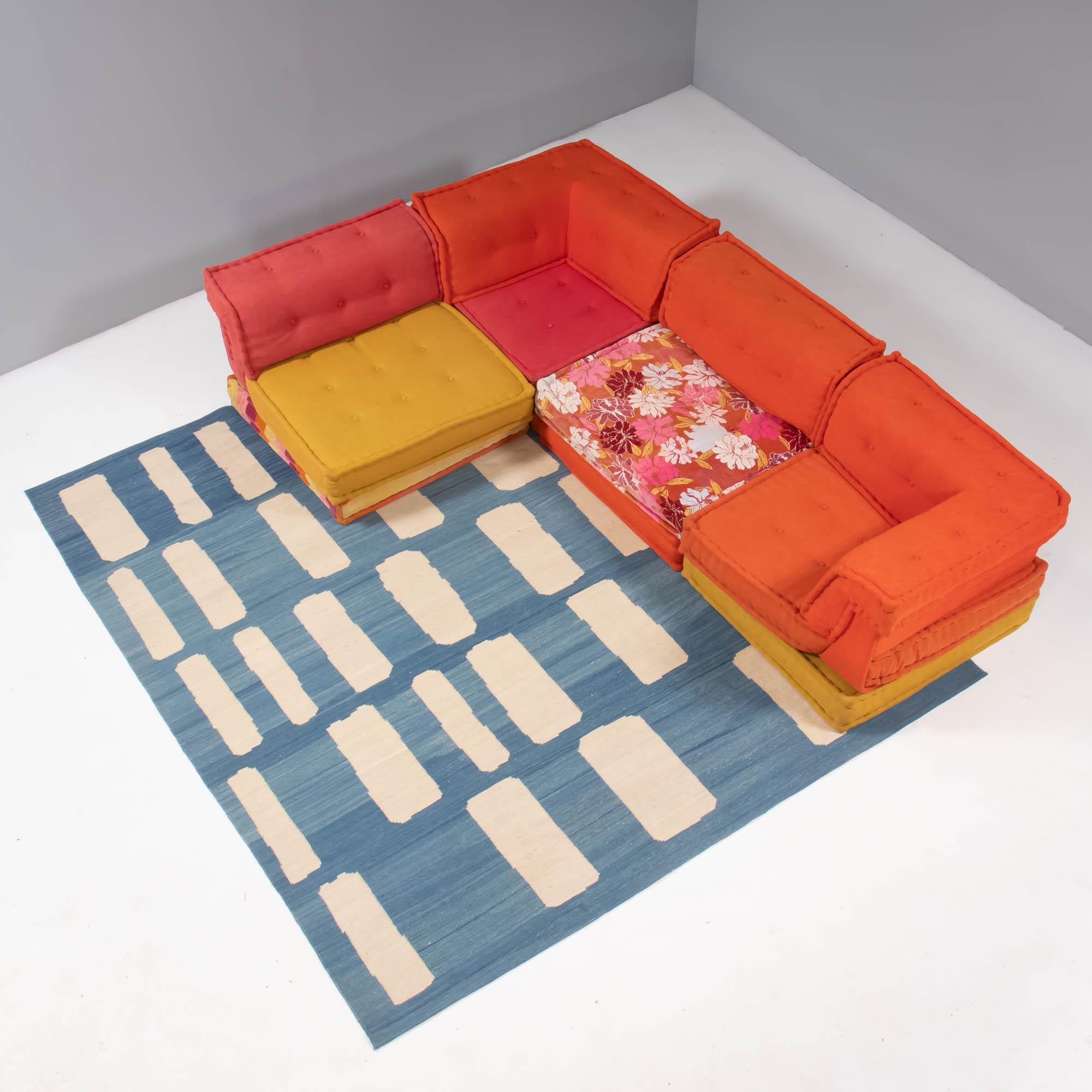 Das 1971 von Hans Hopfer für Roche Bobois entworfene Mah-Jong-Sofa ist zu einem Designklassiker geworden.

Alle zwölf Stücke werden mit einer Polsterung Ihrer Wahl versehen. Je nach Ihren Anforderungen können wir auch Teile hinzufügen oder