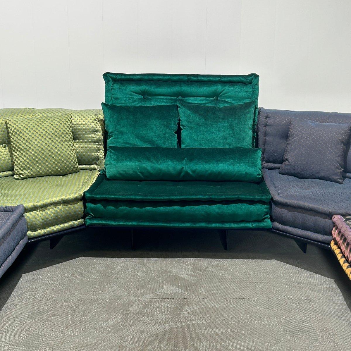 L'ensemble de canapés Mah Jong de Roche Bobois, icône du design de Hans Hopfer, incarne la polyvalence modulaire et le confort luxueux. Cet ensemble particulier comporte des pièces rembourrées en tissu pelucheux ou en velours, offrant une expérience