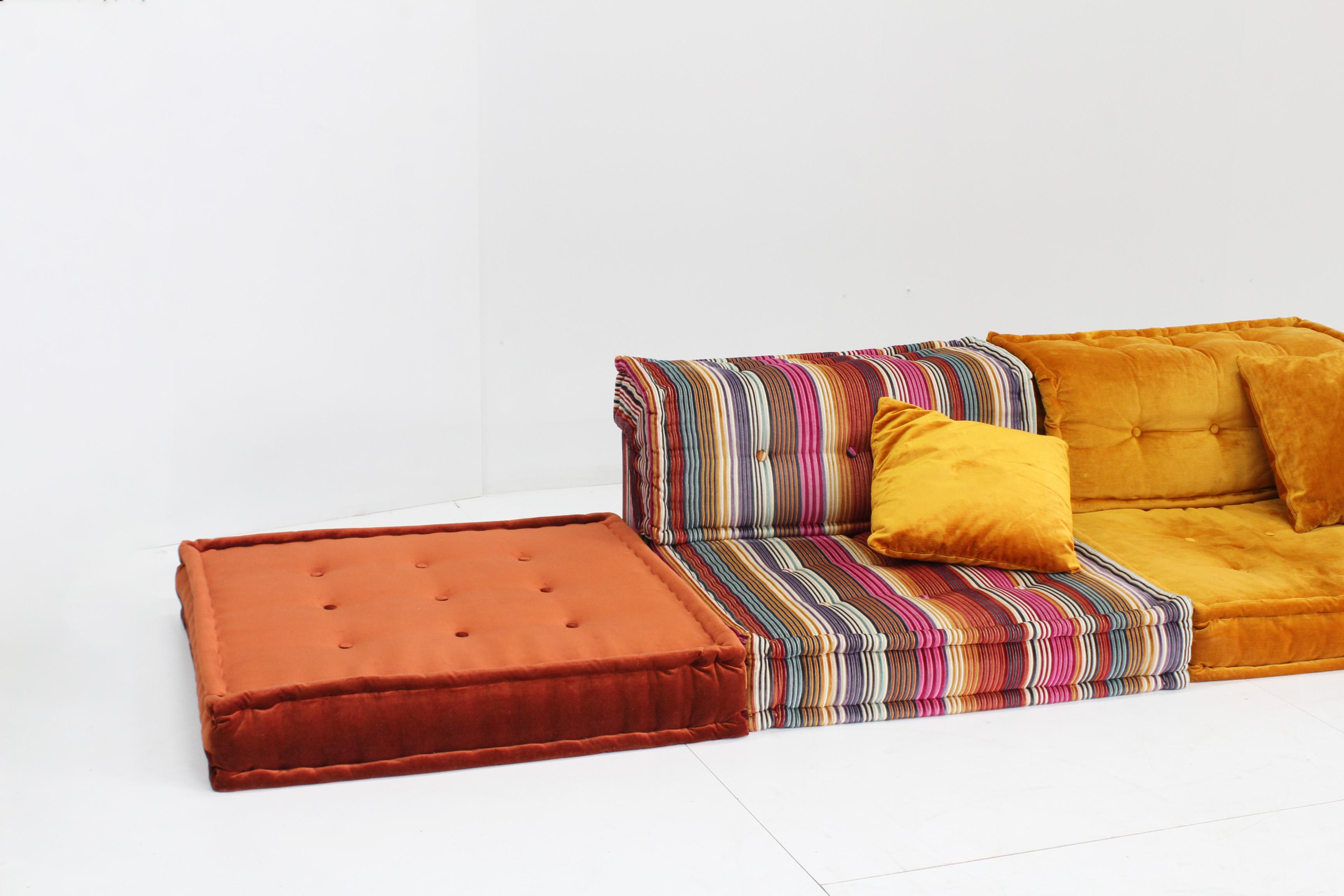 Roche Bobois Mah Jong sofa Missoni design by Hans Hopfer 
 
Roche Bobois Mah jong sofa consiting of 8 pieces of whom partially in Missoni fabric designed in 1971 by Hans Hopfer. A modular design sofa with unlimited options which can be altered to