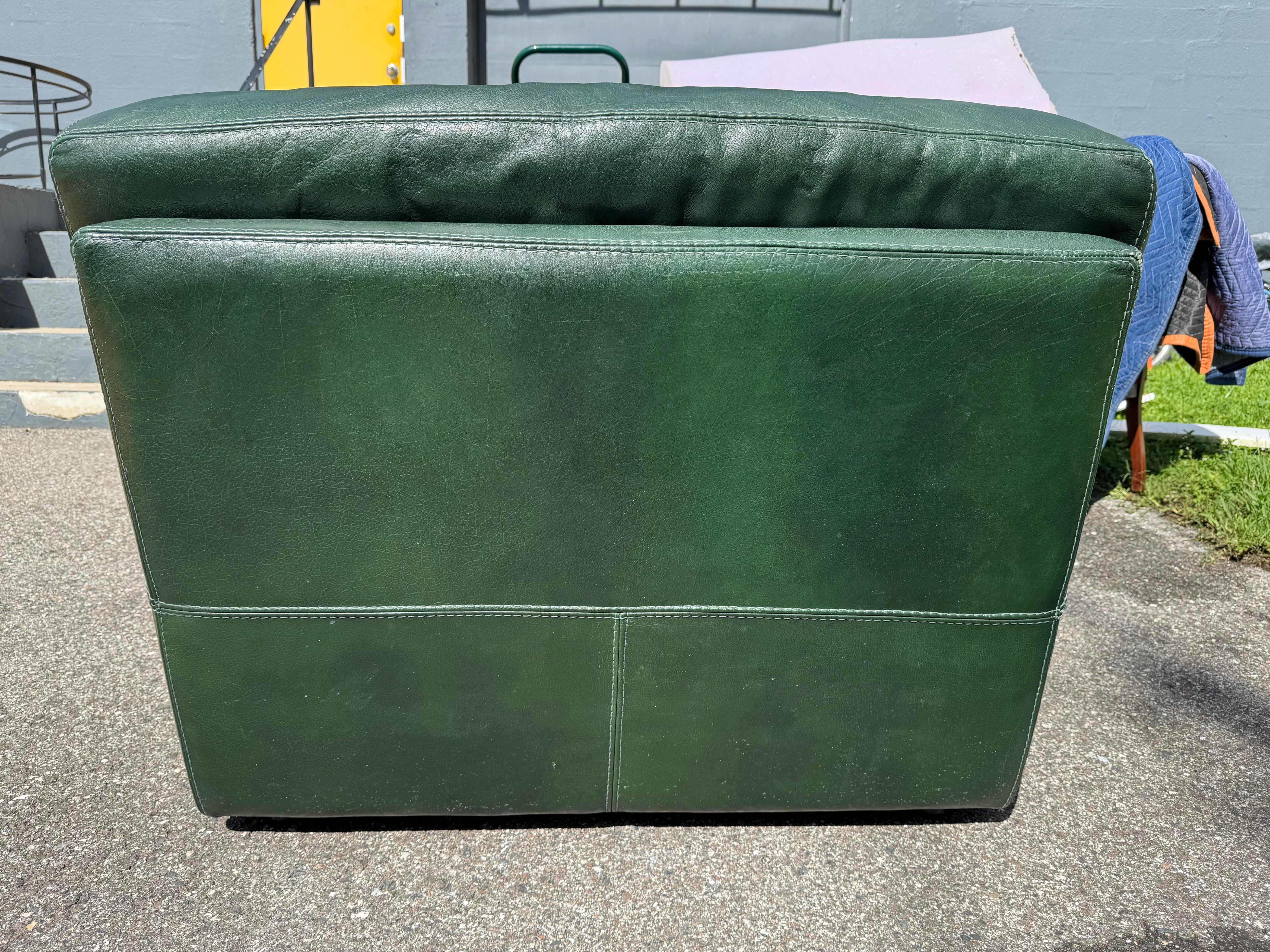Roche Bobois Canapé et chaises longues assortis en cuir d'autruche vert d'origine en vente 3