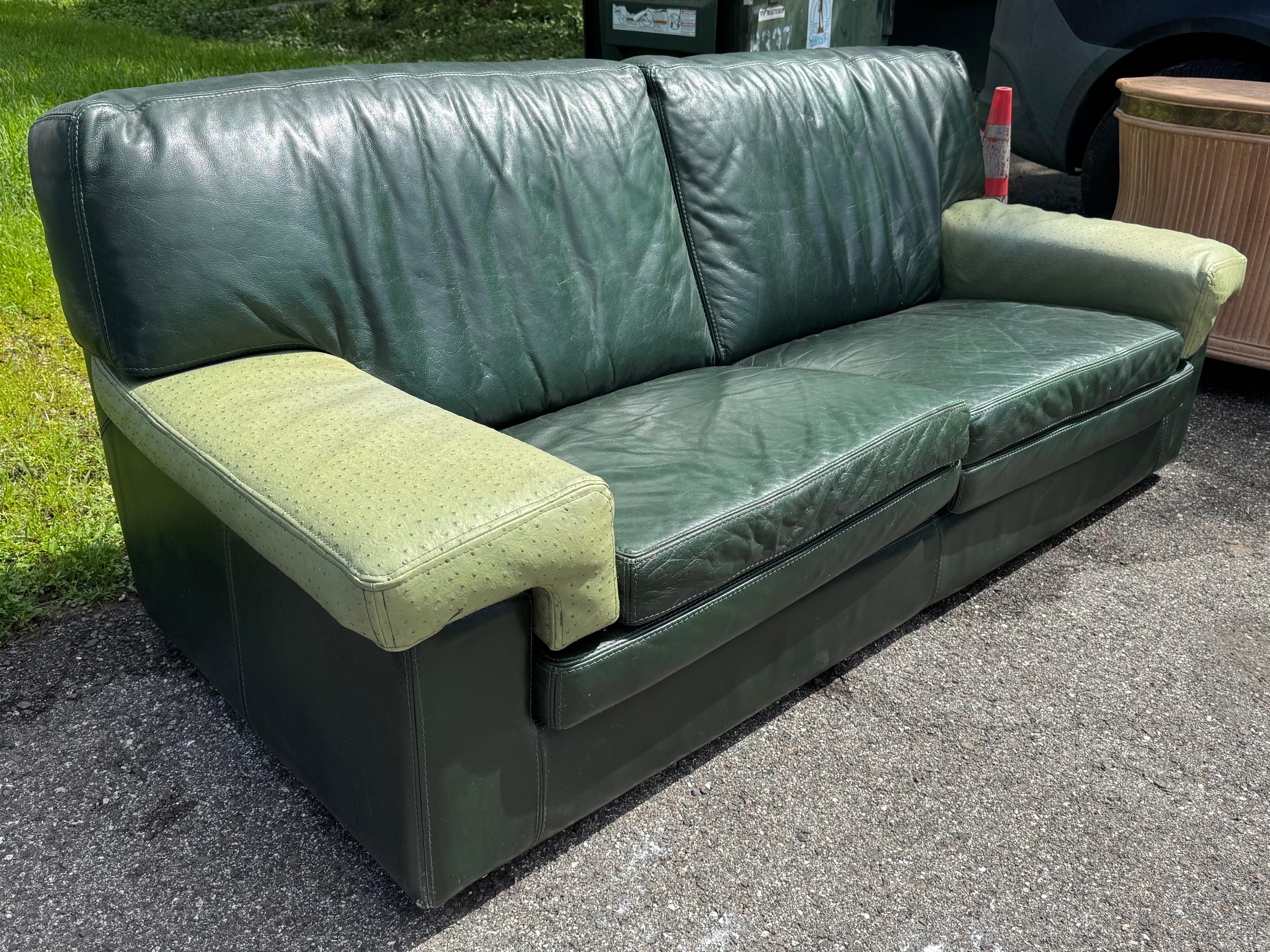 Rare canapé et paire de chaises longues assortis de Roche Bobois en cuir patiné vert émeraude d'origine. Fabriqué en Italie vers 1970. Les accoudoirs carrés sont recouverts de cuir d'autruche vert. Labellisé Made by Tre Erre, Italie, marqué Roche