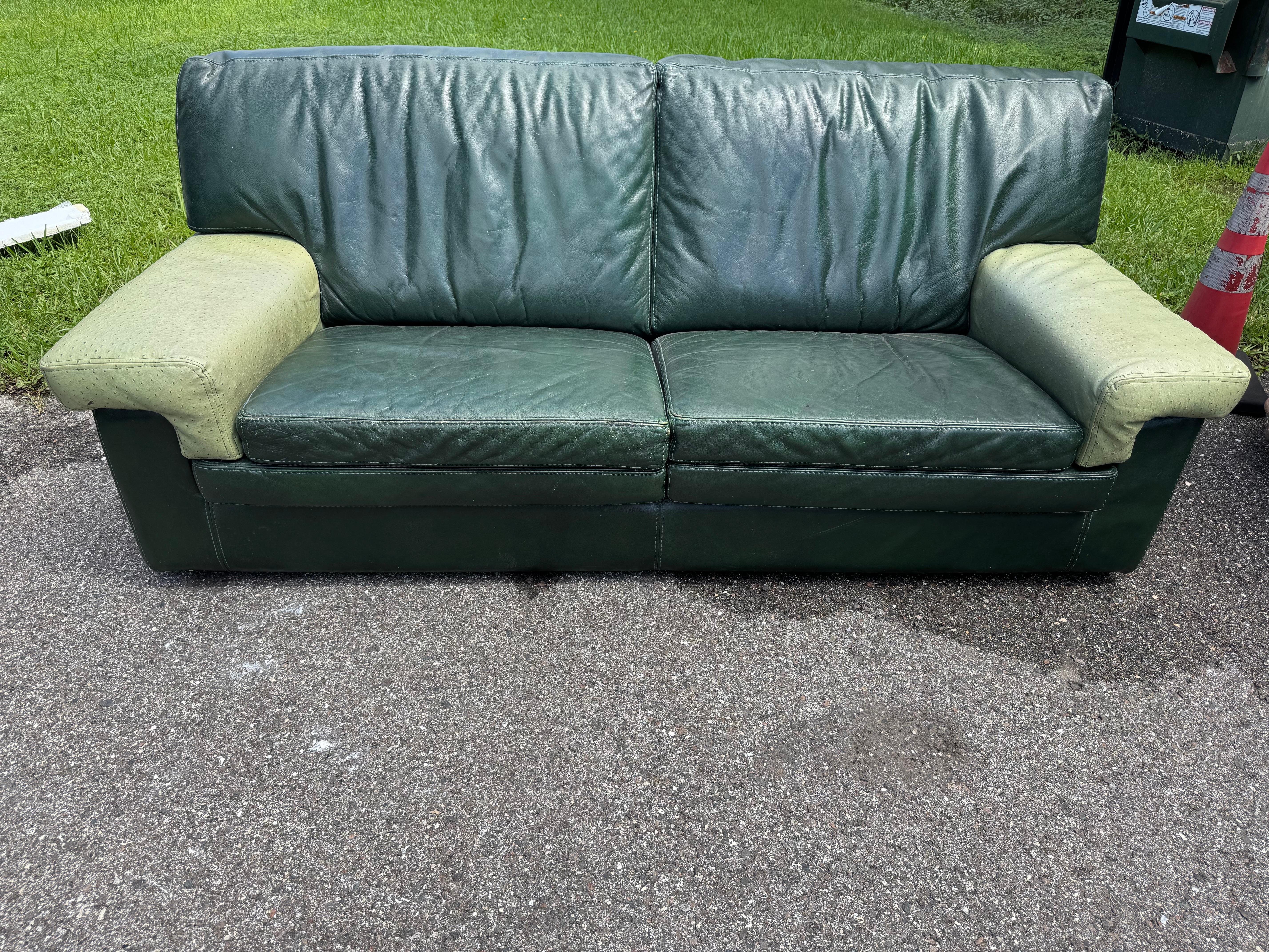 Mid-Century Modern Roche Bobois Canapé et chaises longues assortis en cuir d'autruche vert d'origine en vente