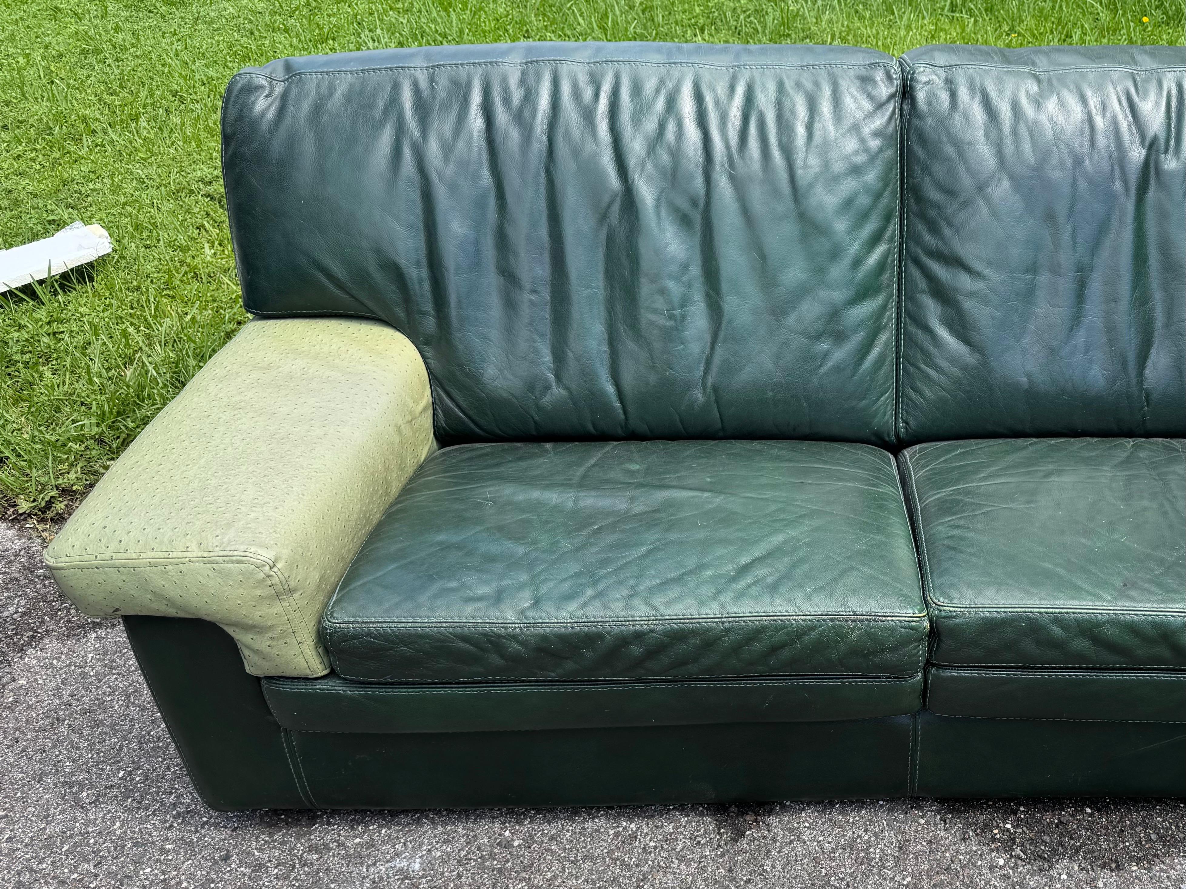 italien Roche Bobois Canapé et chaises longues assortis en cuir d'autruche vert d'origine en vente