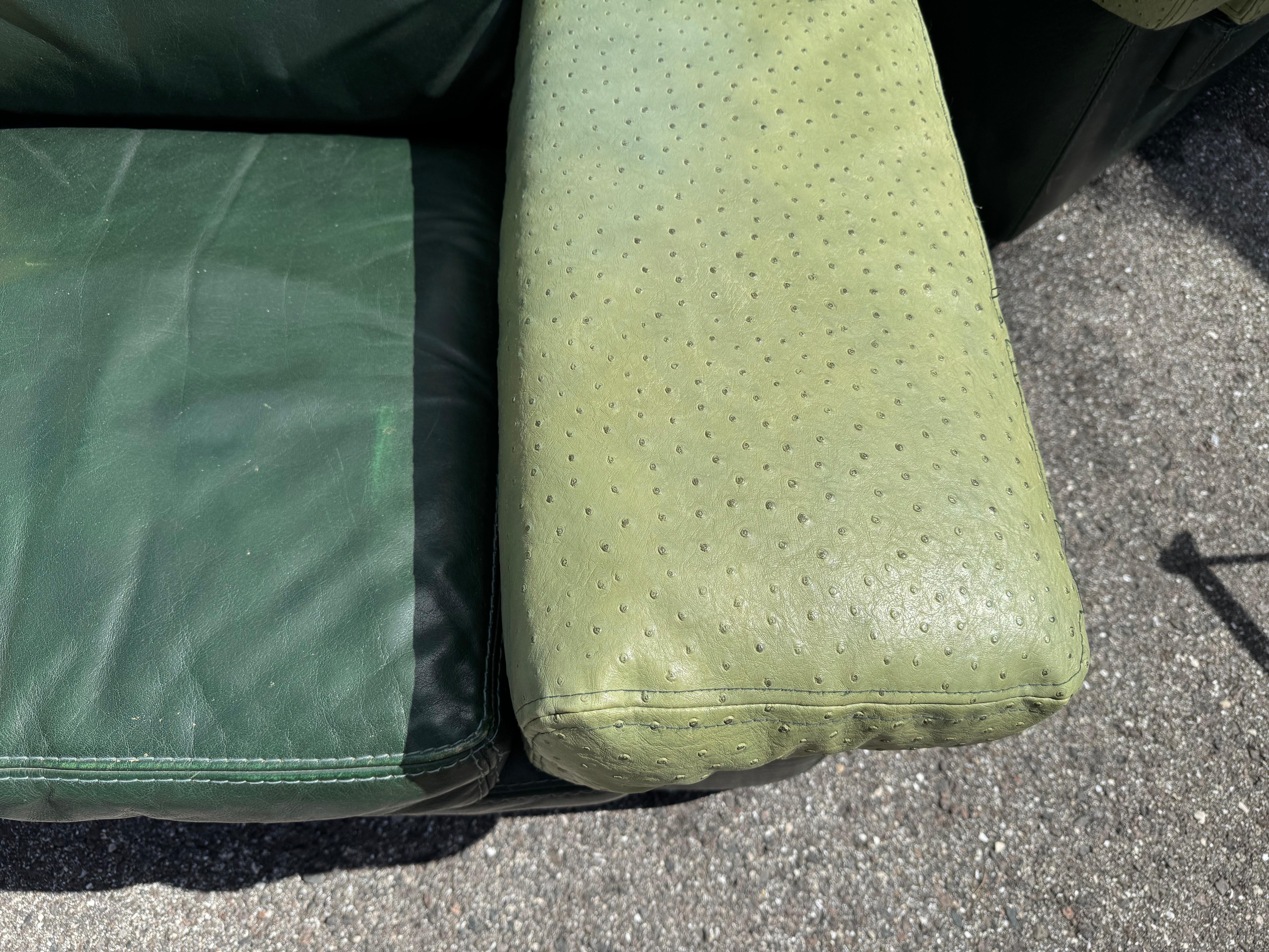 Roche Bobois Canapé et chaises longues assortis en cuir d'autruche vert d'origine en vente 1